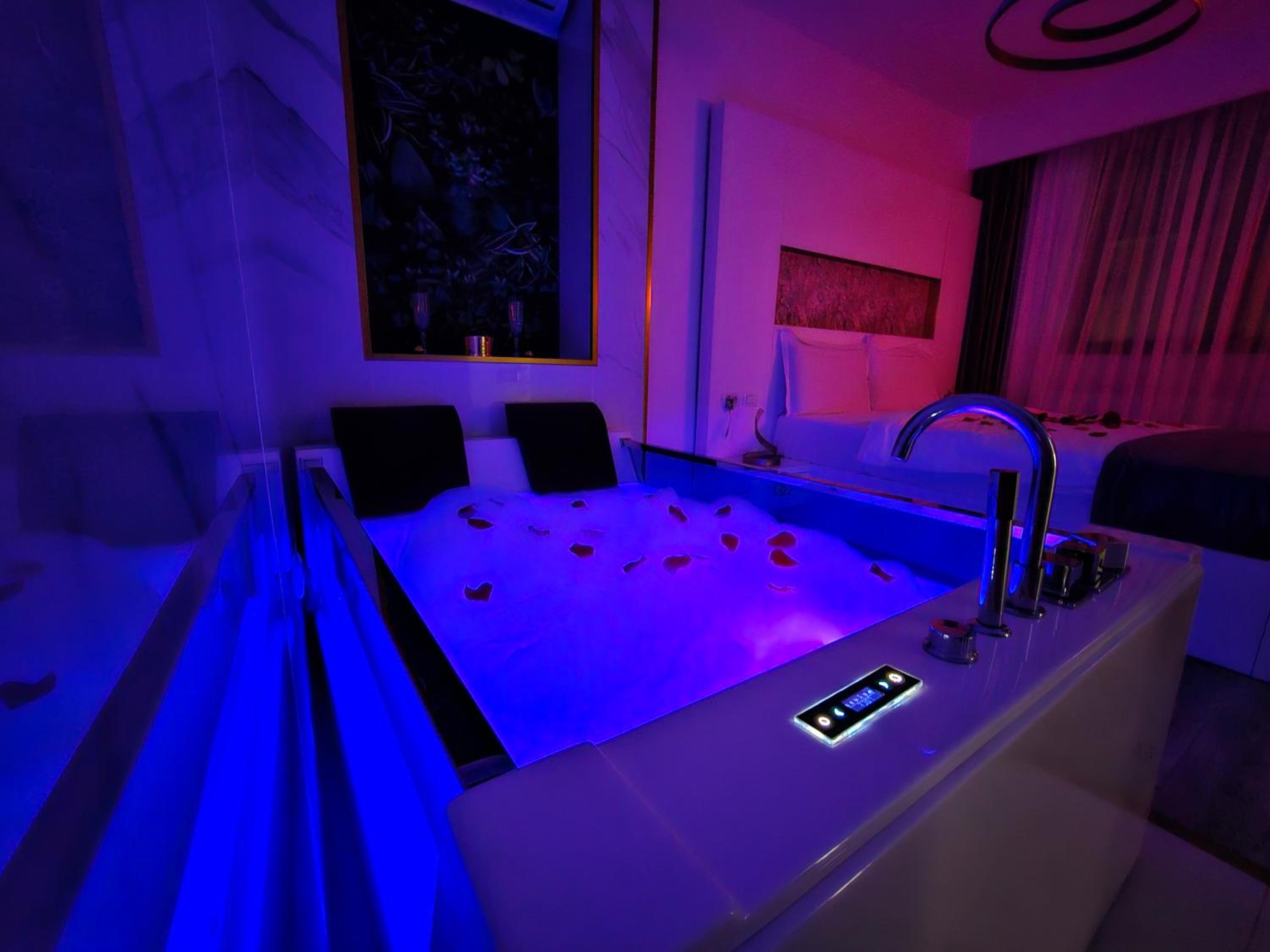 King Room with Spa Bath photo 2