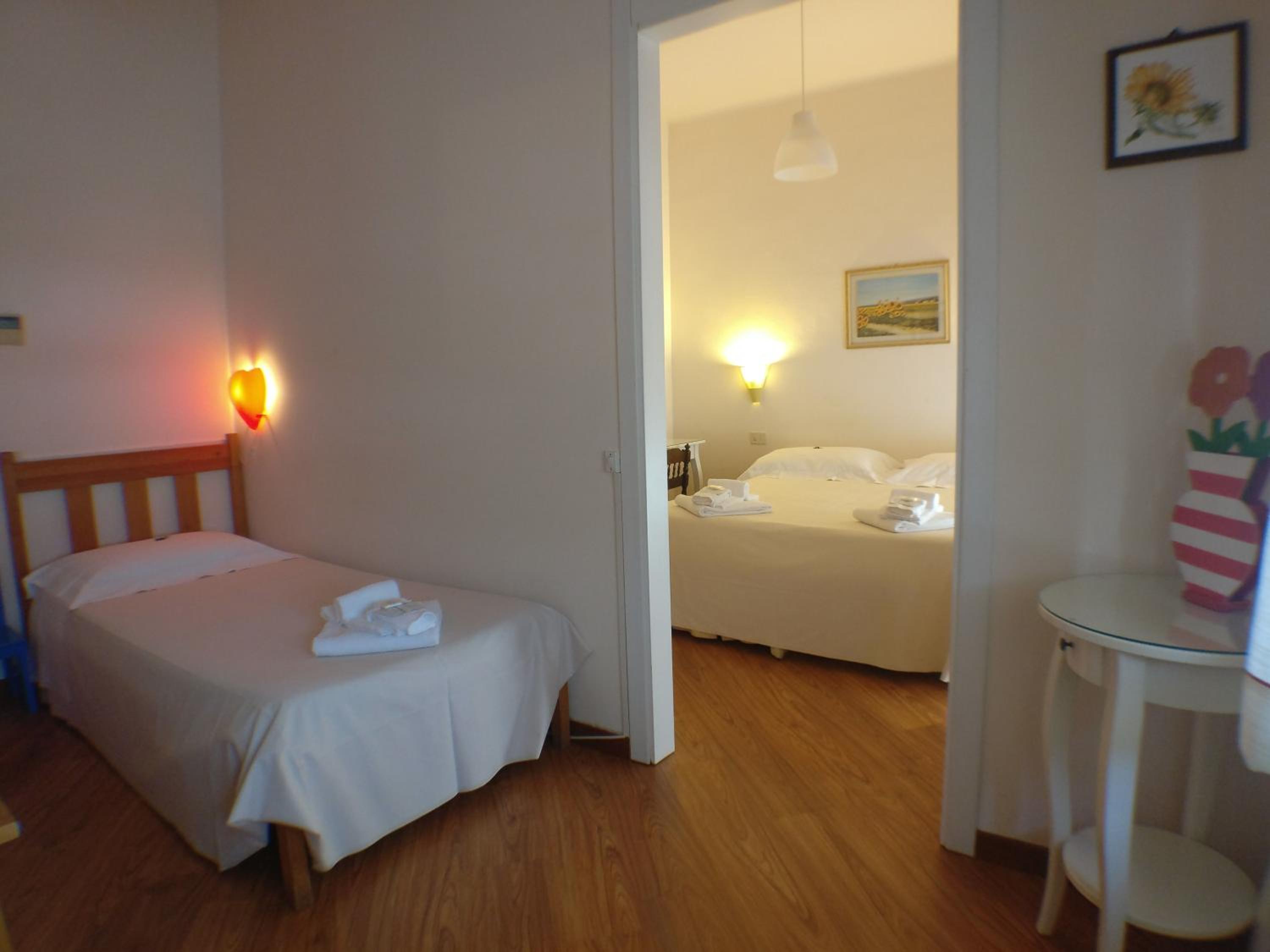 Deluxe Double or Twin Room thumbnail 5