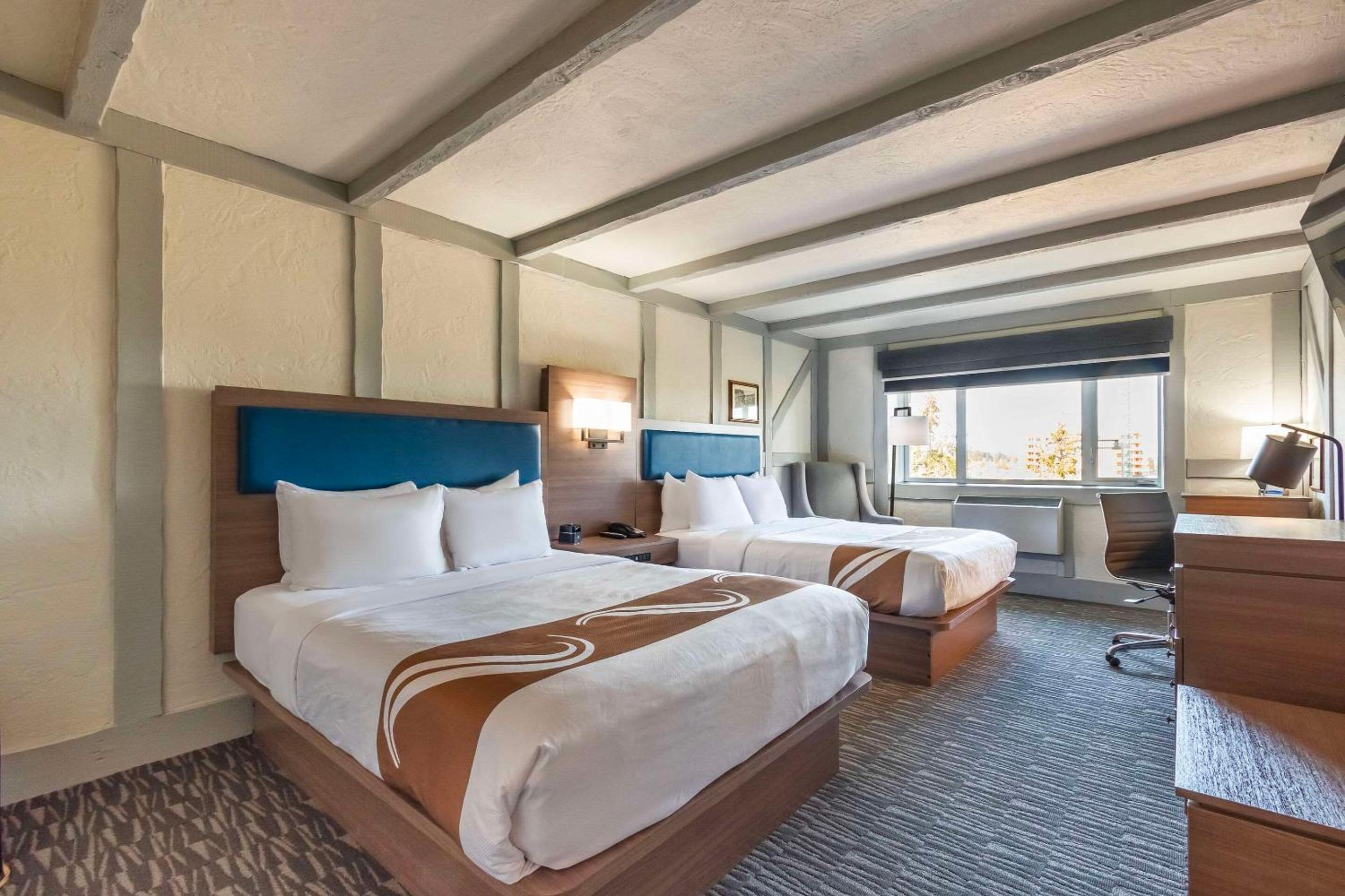 Queen Room with Two Queen Beds - Non-Smoking - Photo 5