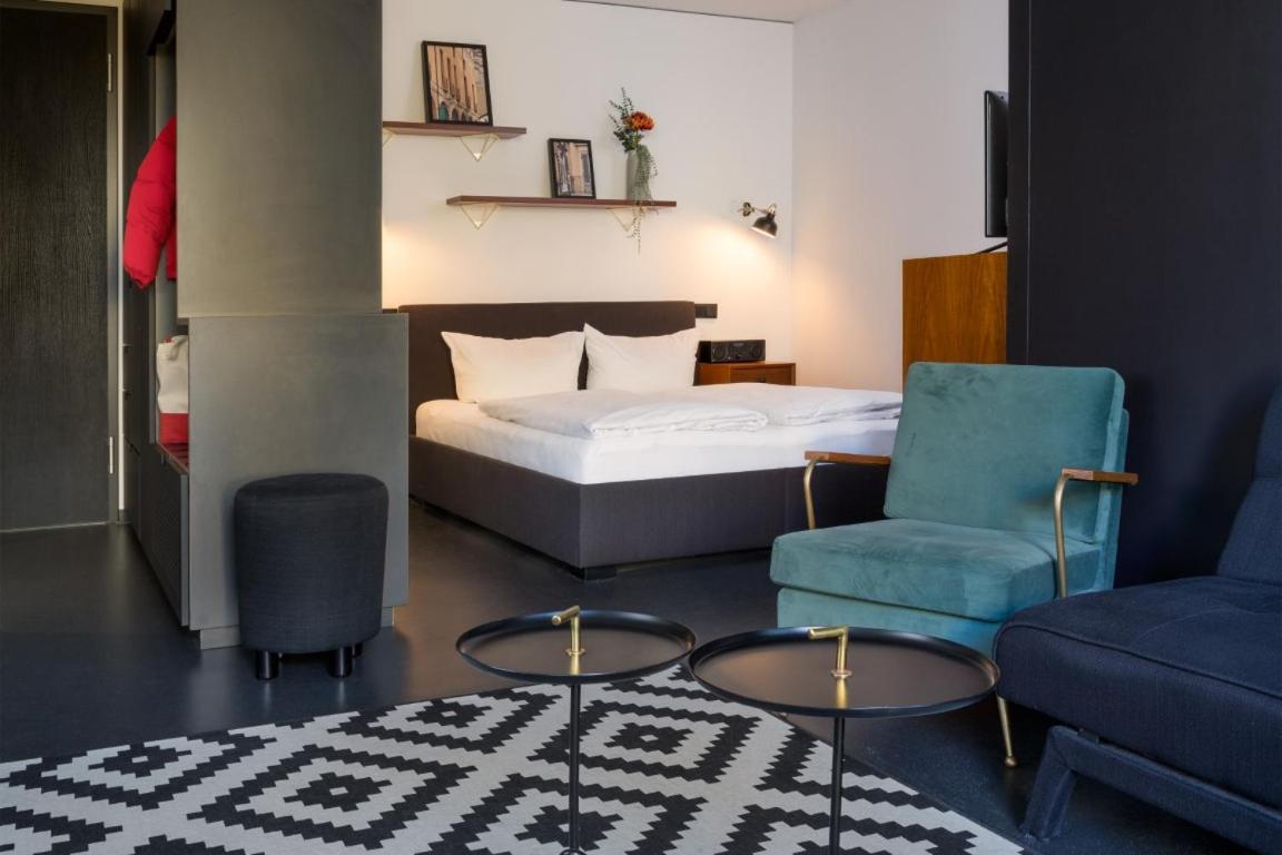 Apartment L - King bed and terrace