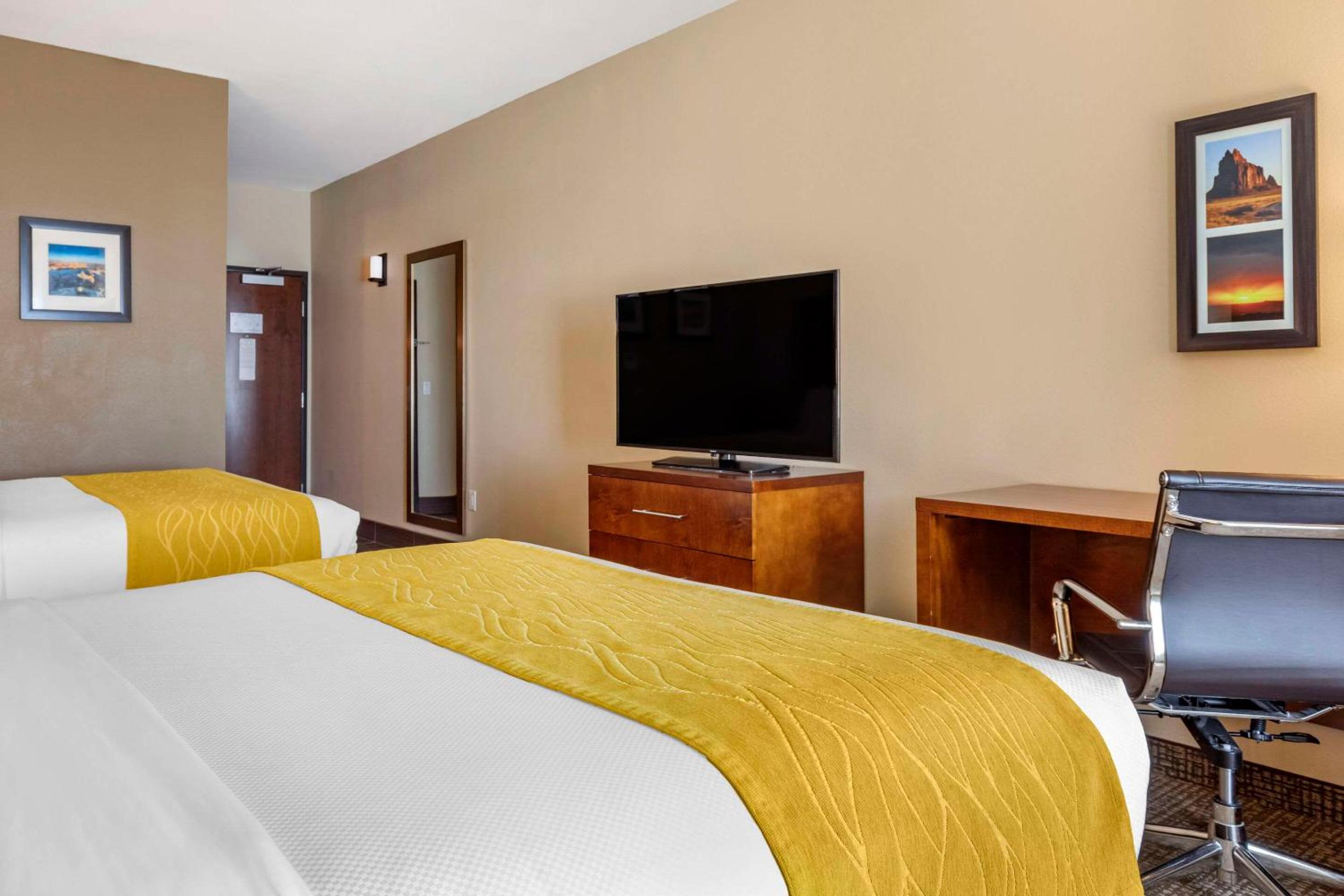 Queen Suite with Two Queen Beds and Sofa Bed - Non-Smoking