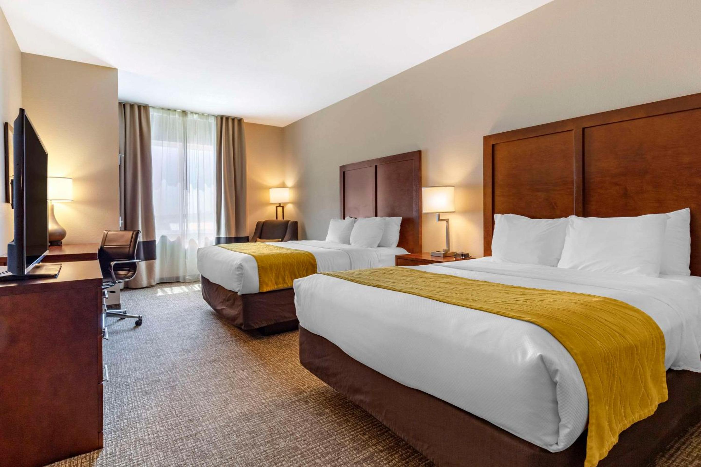 Queen Room with Two Queen Beds - Non-Smoking photo 2