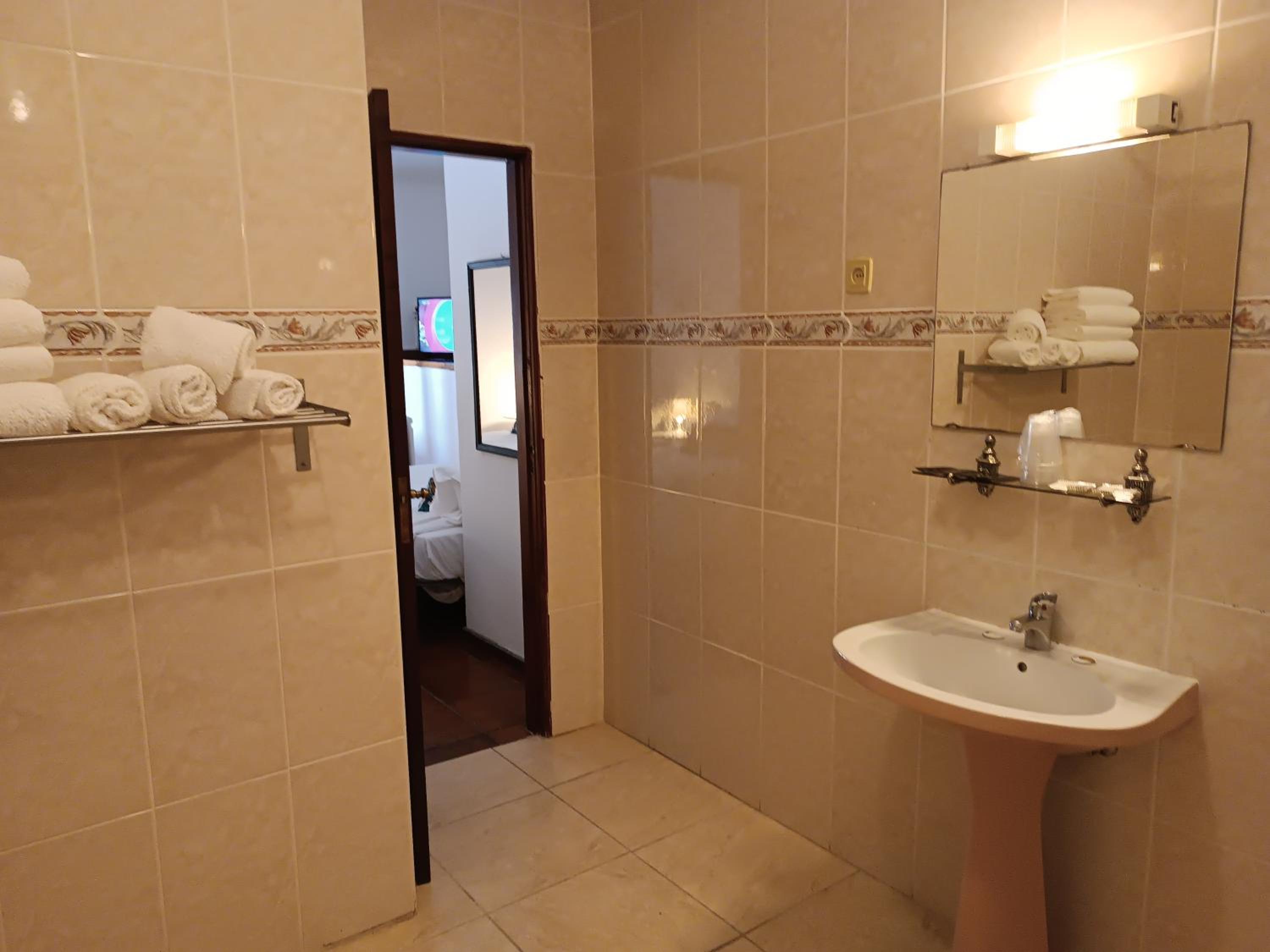 Quadruple Room - Photo 9