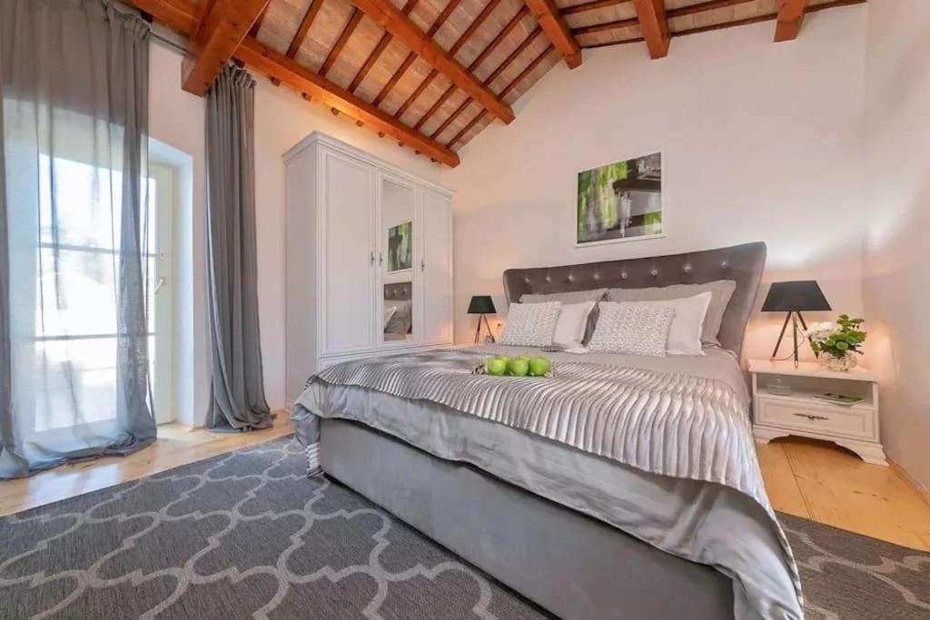 Villa photo 1