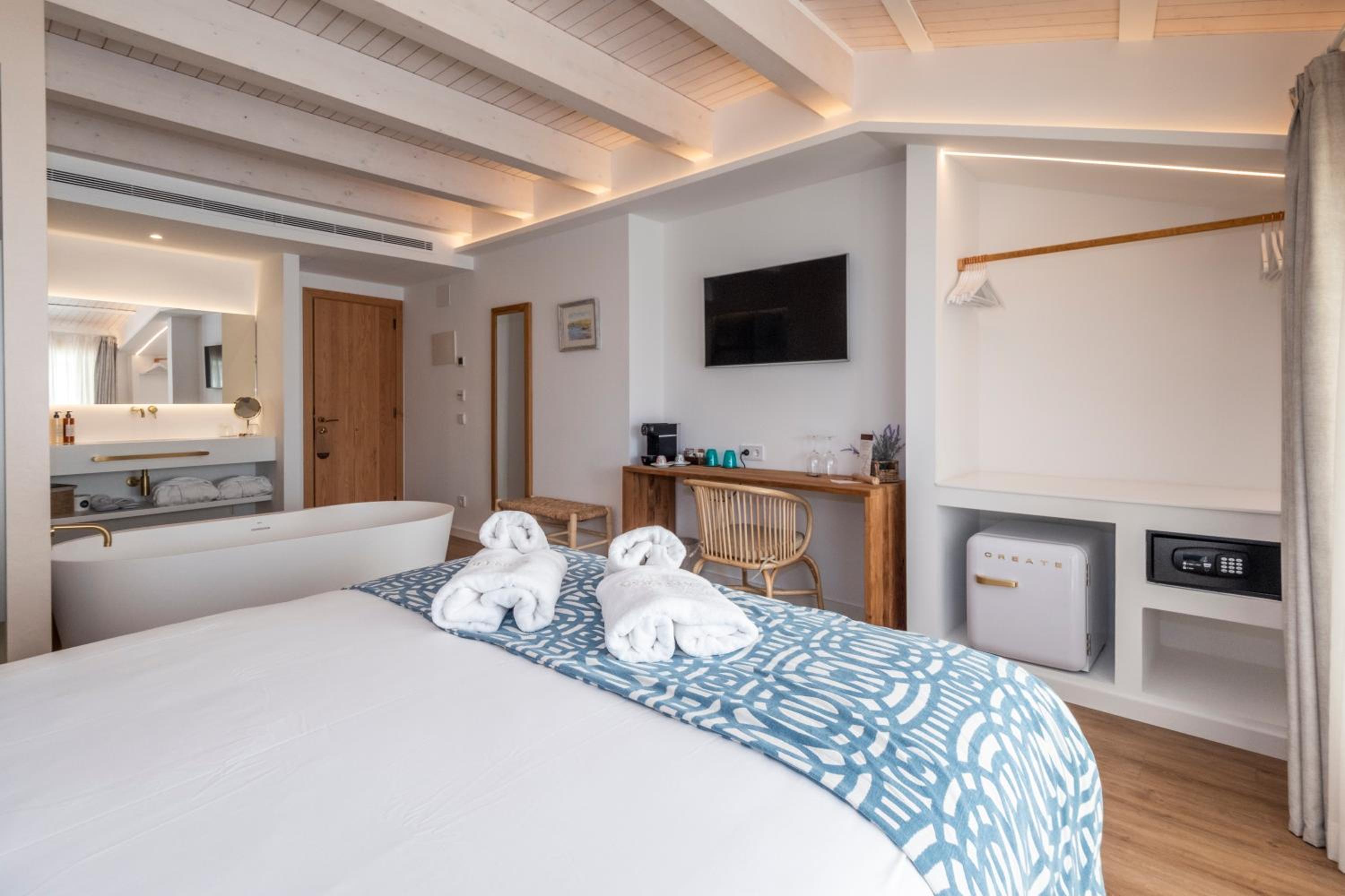 Deluxe Double Room with Balcony photo 3