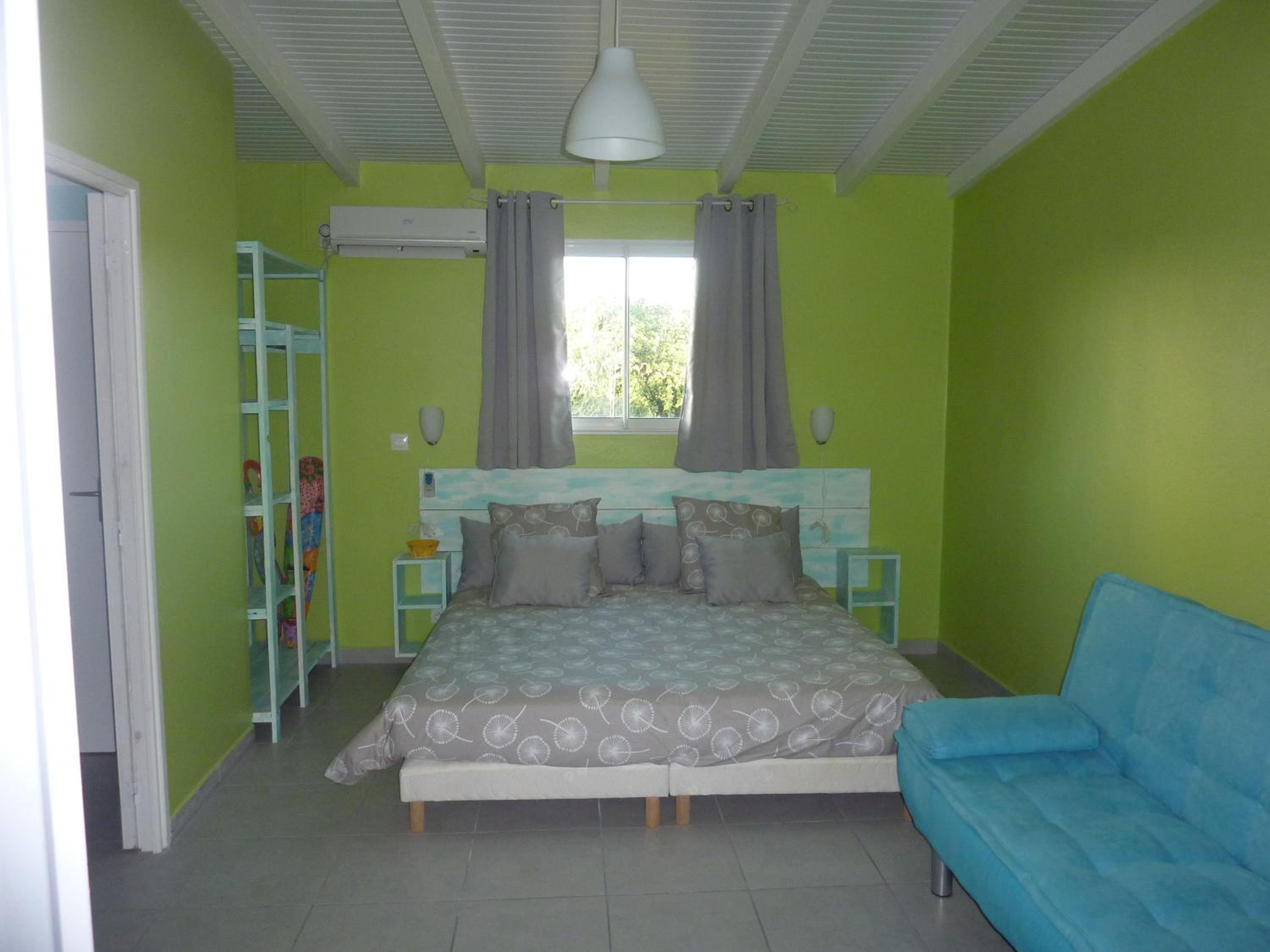 Bungalow C & Car photo 1