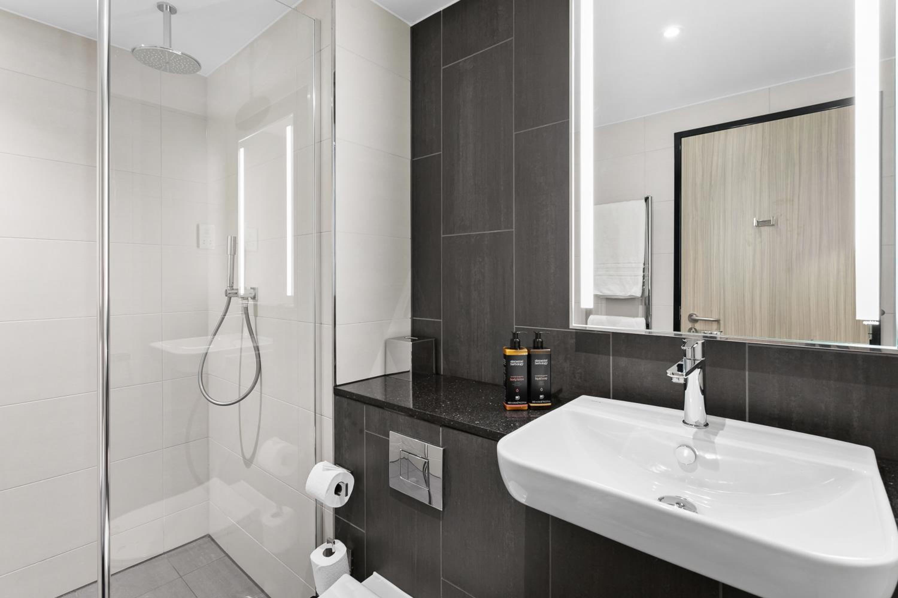 Superior Privilege Room with One Double Bed and Bay View - Photo 7