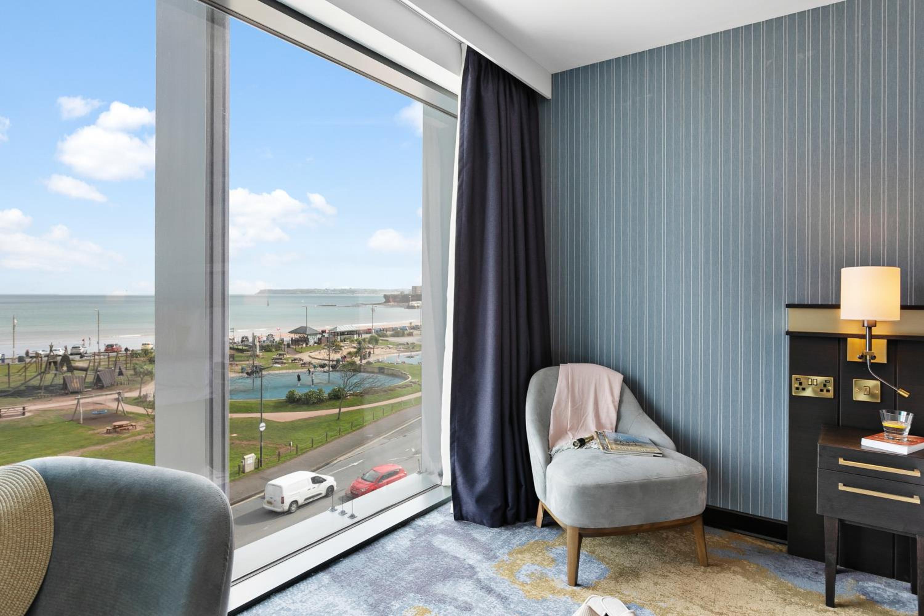 Superior Privilege Room with One Double Bed and Bay View - Photo 3