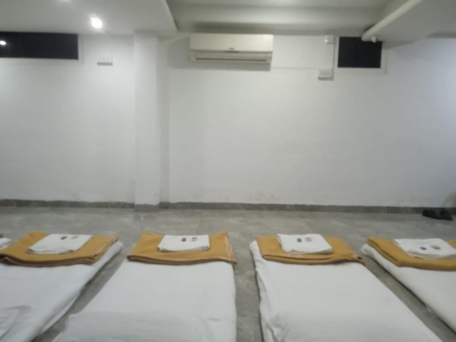 10-Bed Male Dormitory Room photo 1