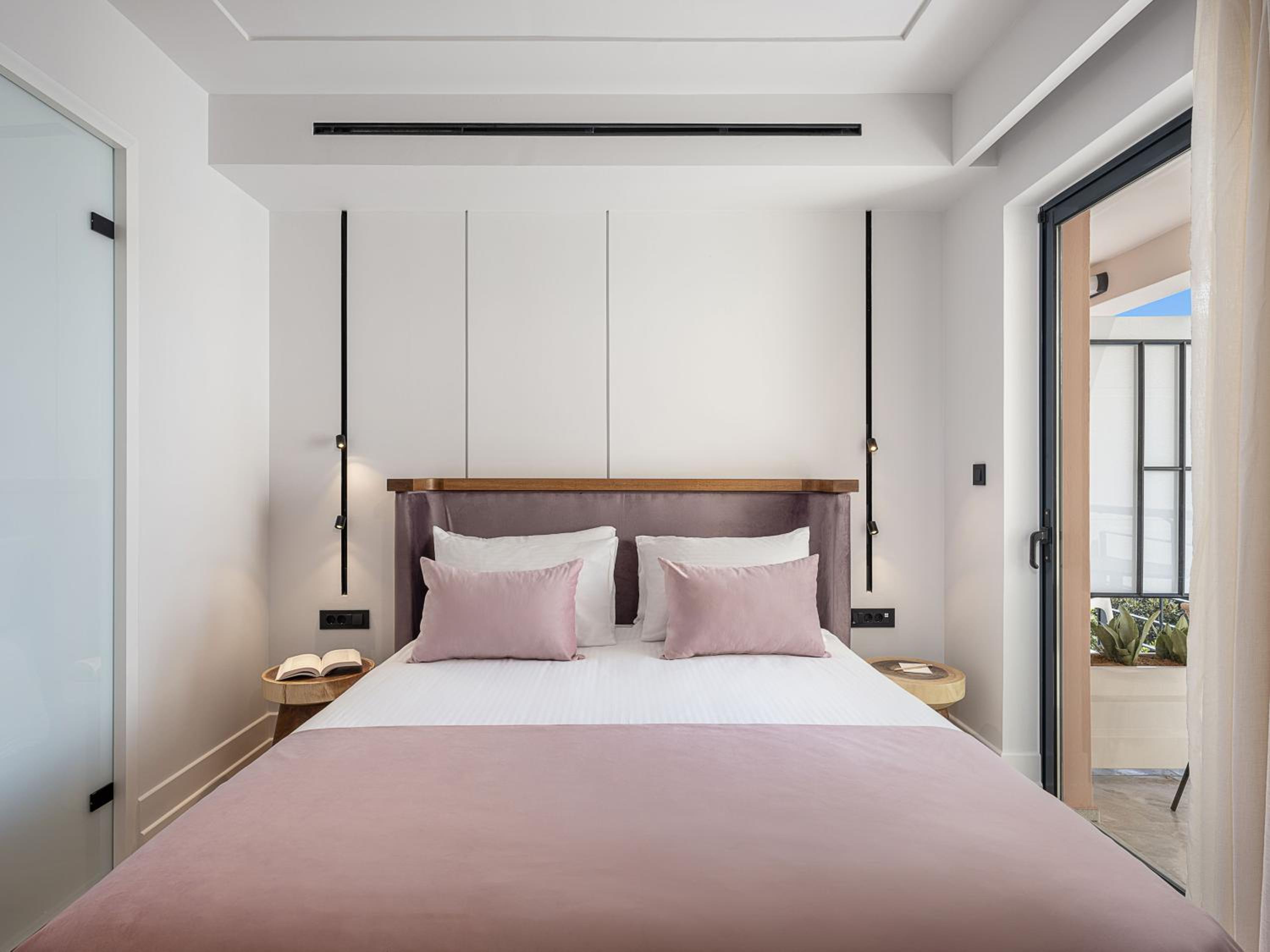 Petite Double Room - Photo 16