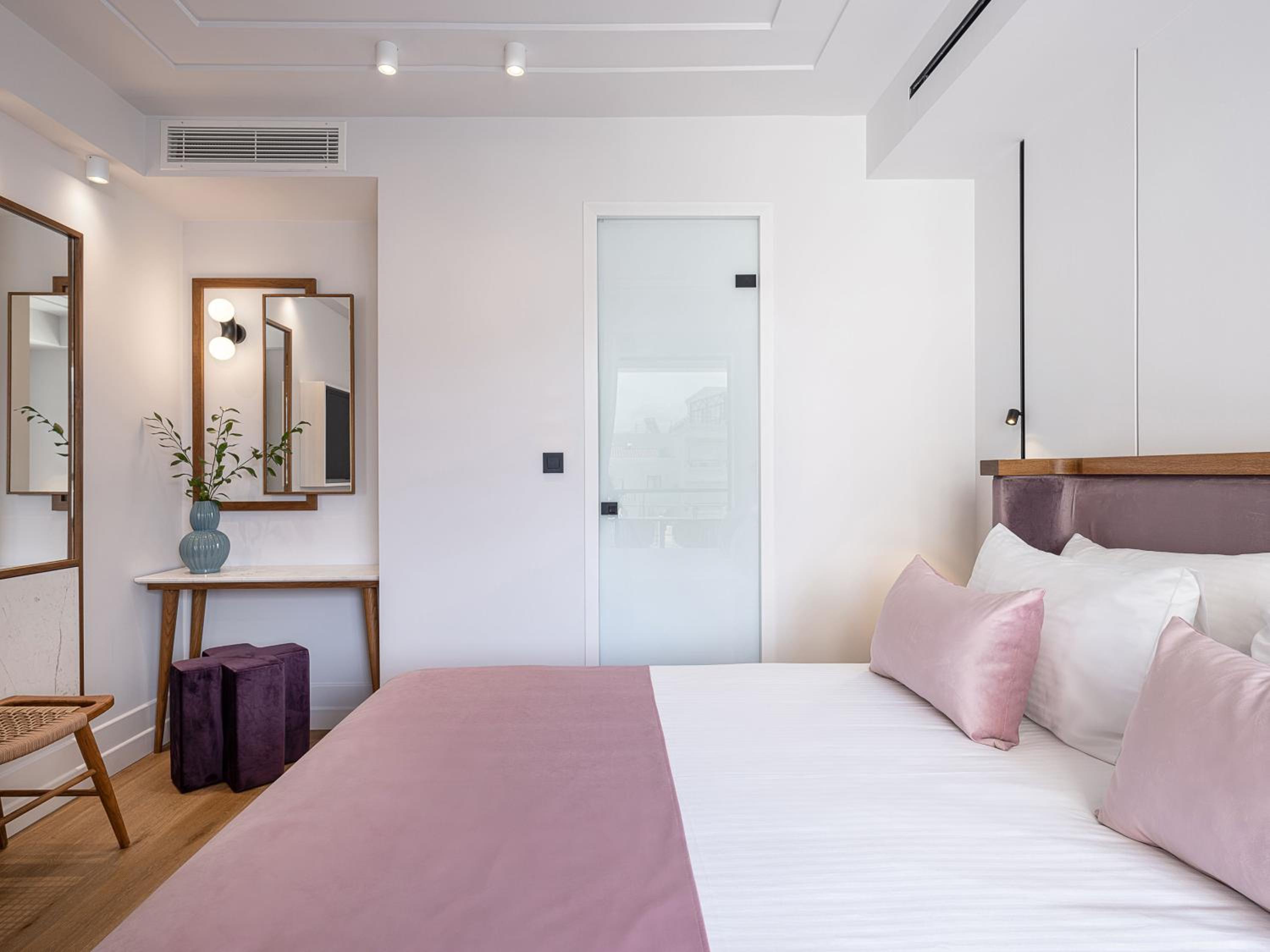 Petite Double Room - Photo 15