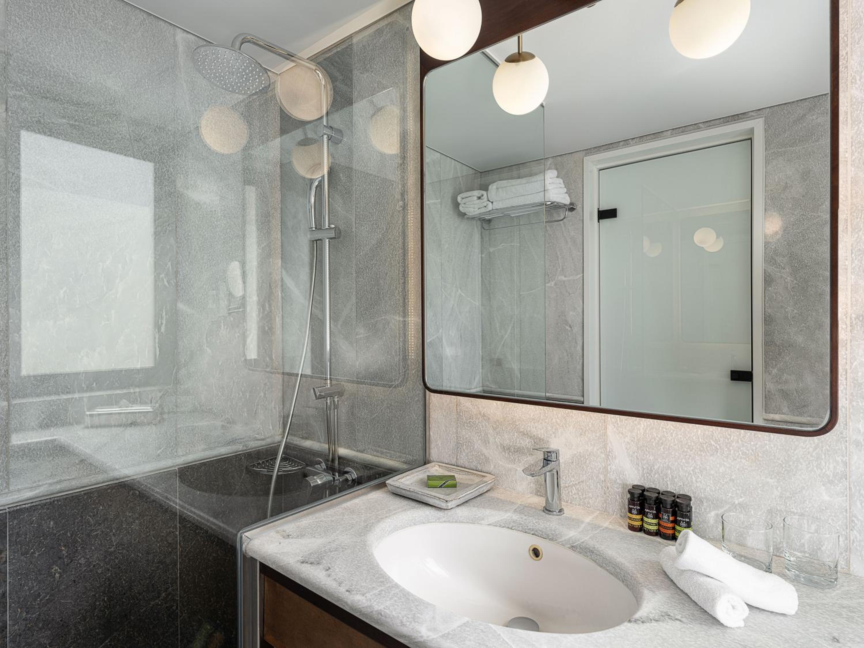 Deluxe Double Room - Photo 11