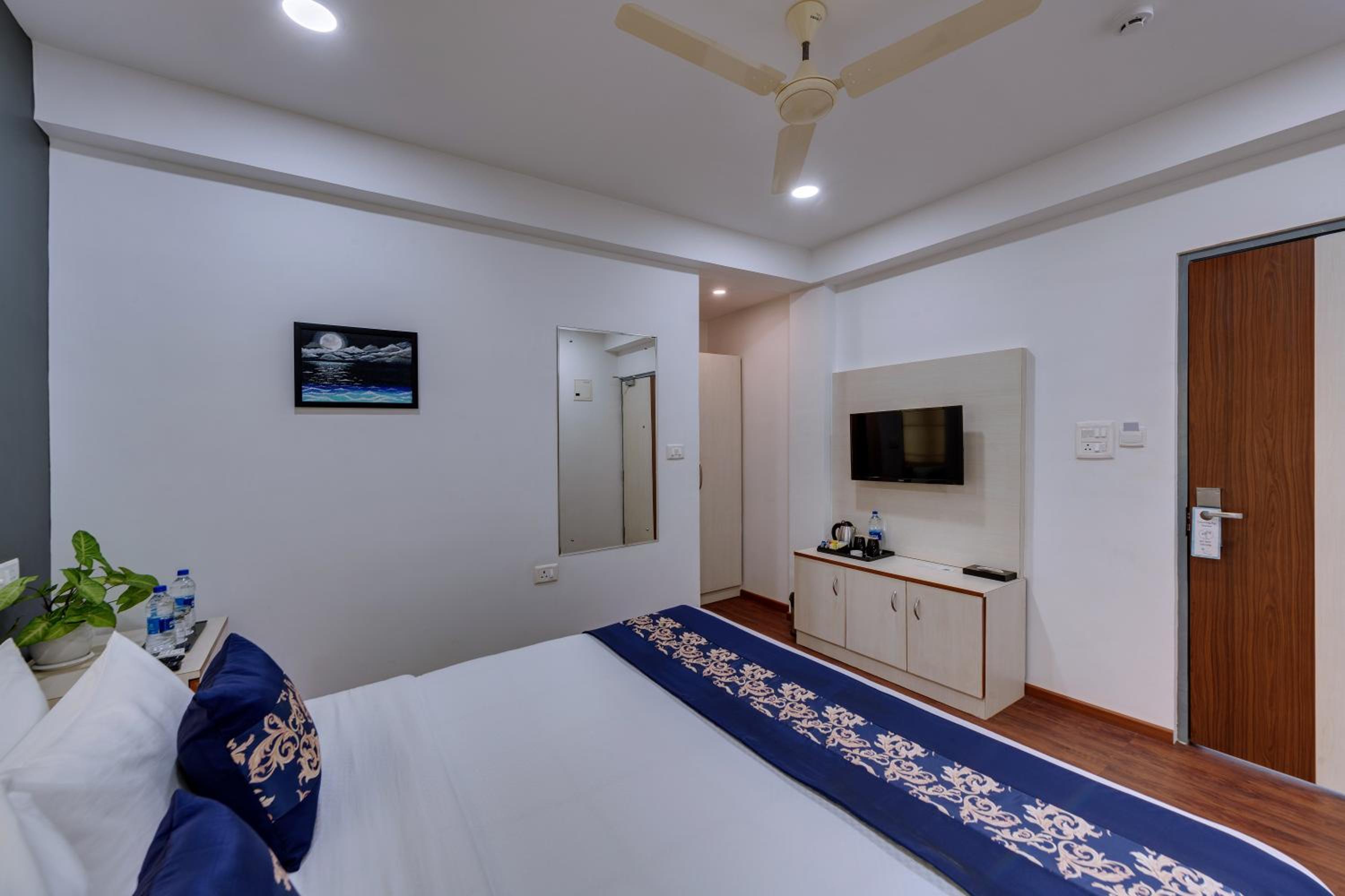 Standard King Room - Photo 3
