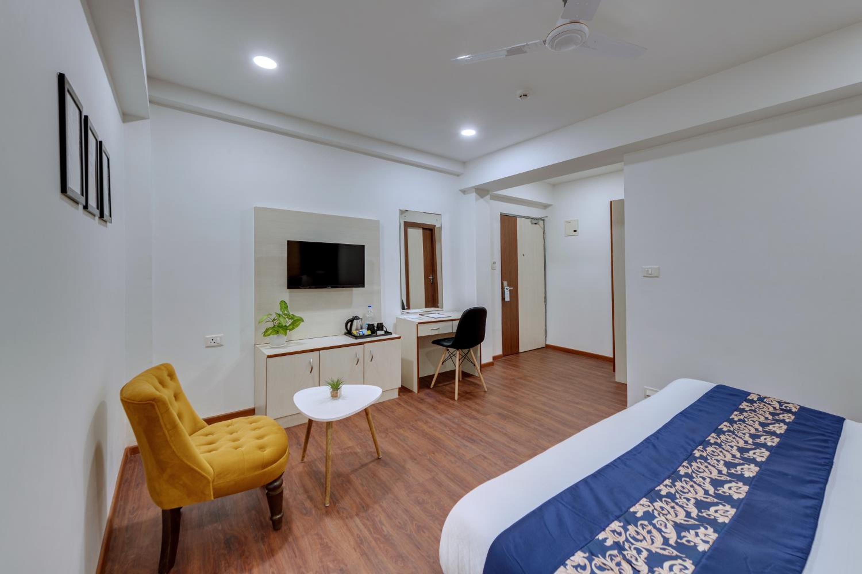 Deluxe King Room - Photo 1