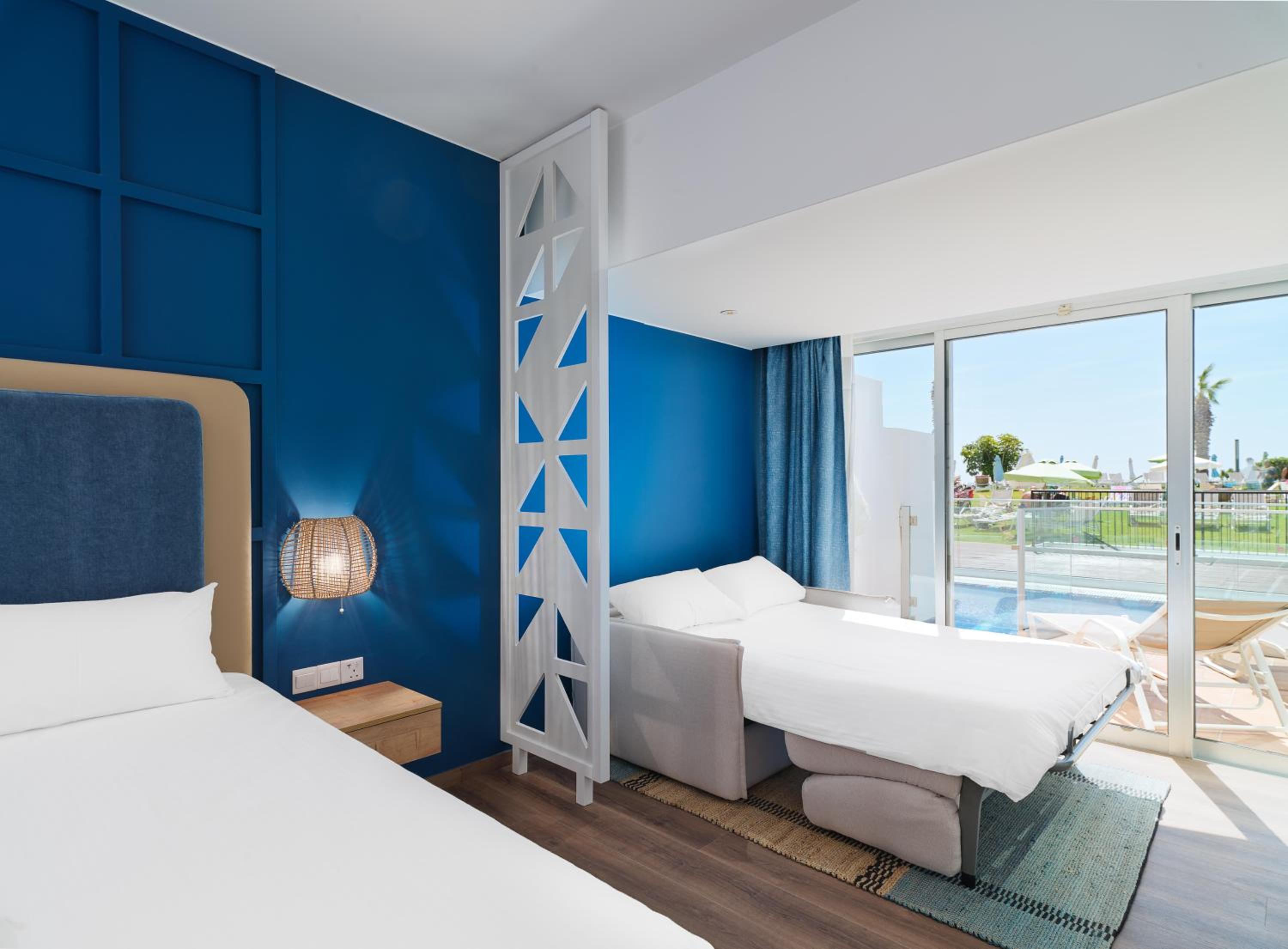 Swim-Up Family Room with Garden View