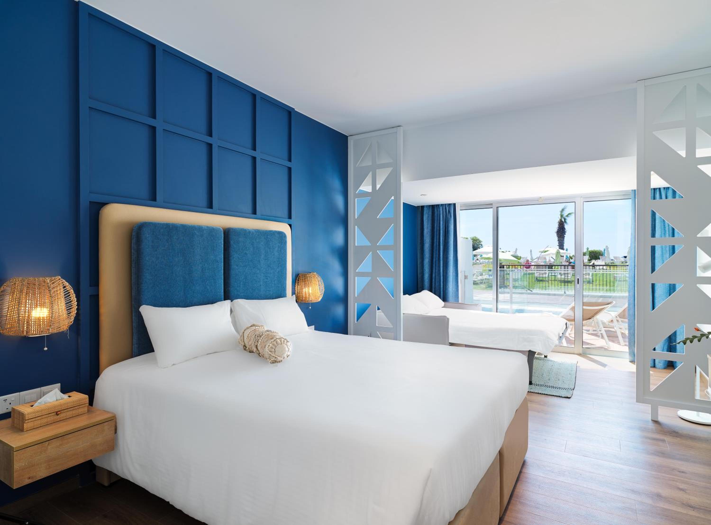 Swim-Up Family Room with Garden View