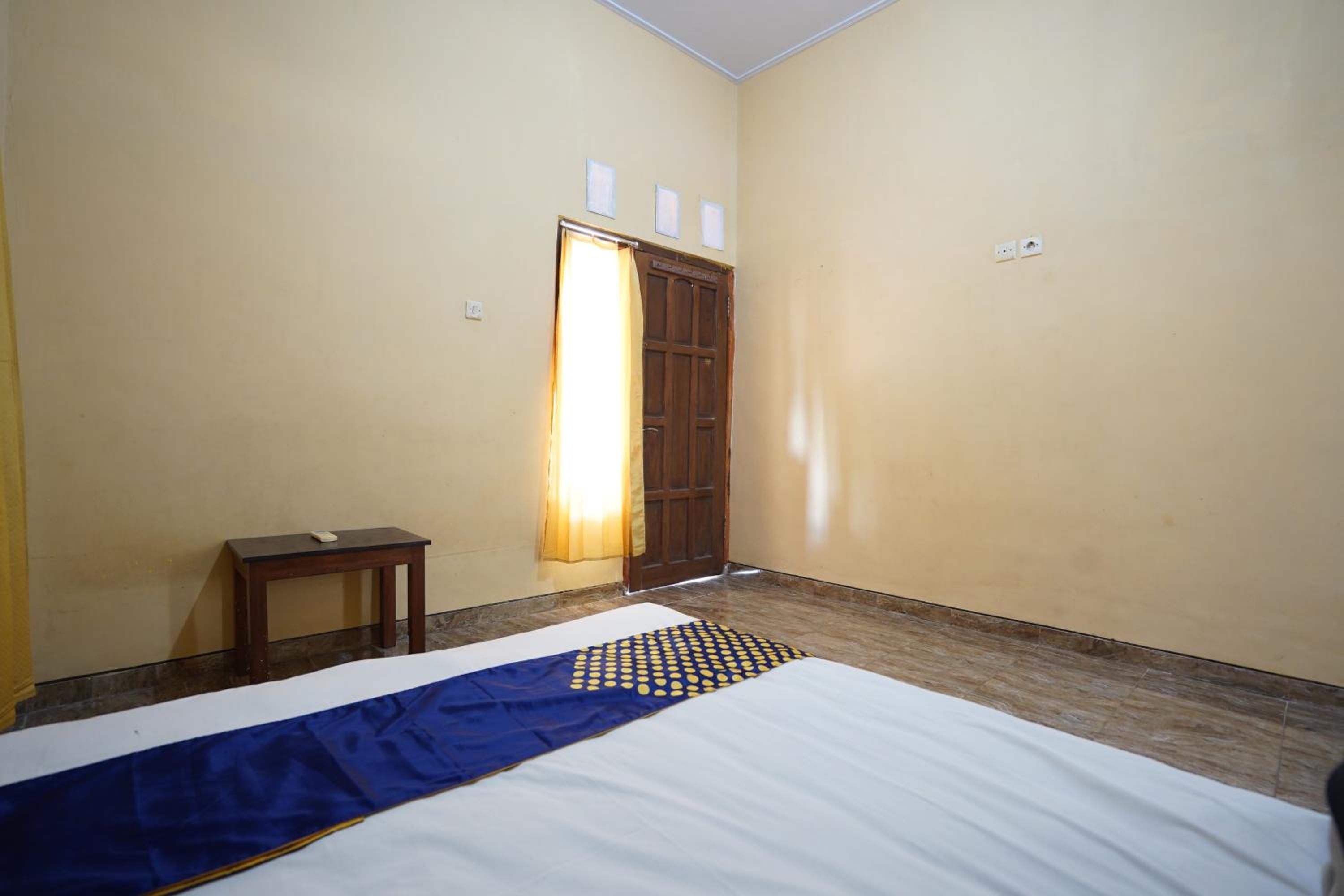 Budget Double Room - Photo 14