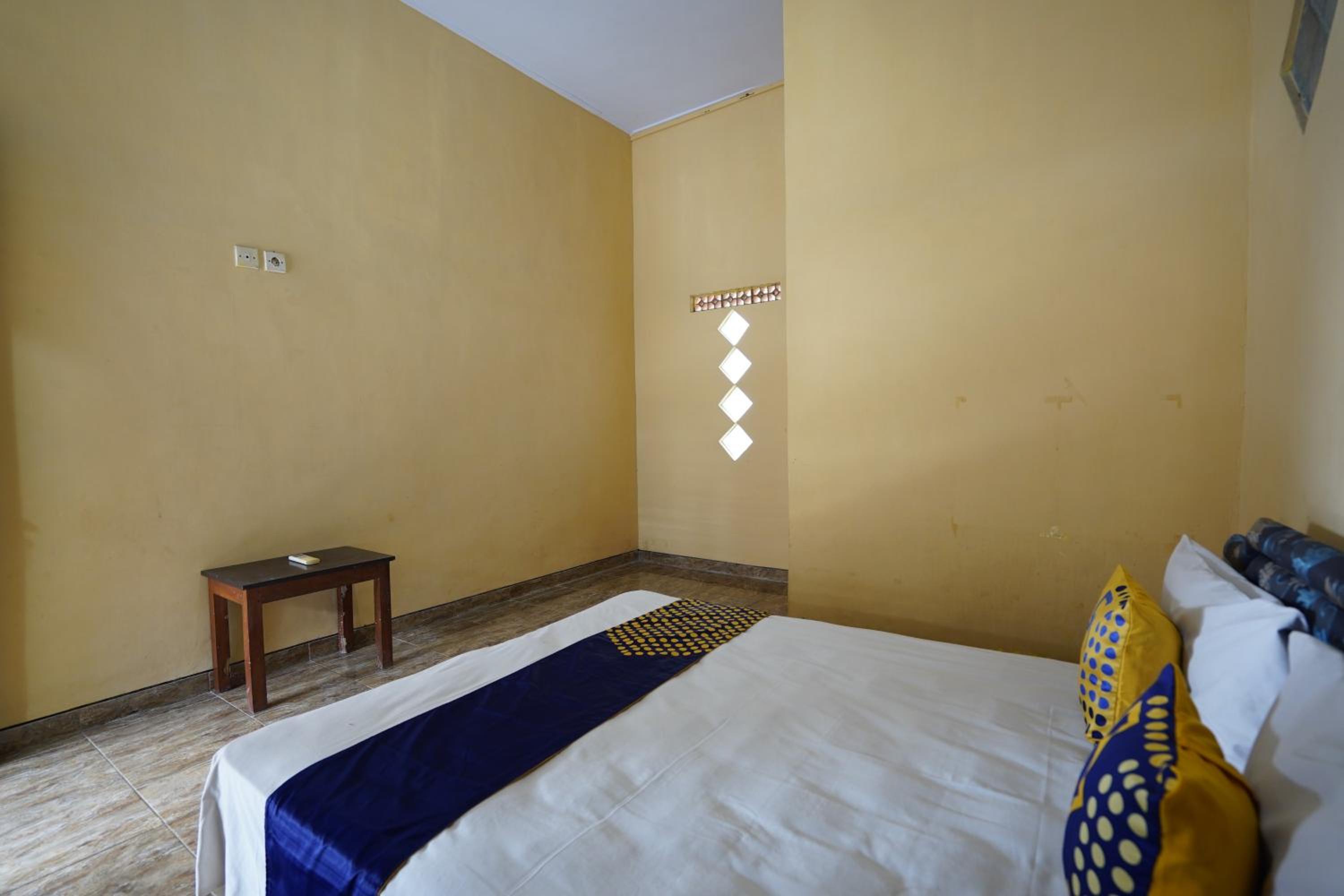 Budget Double Room - Photo 15