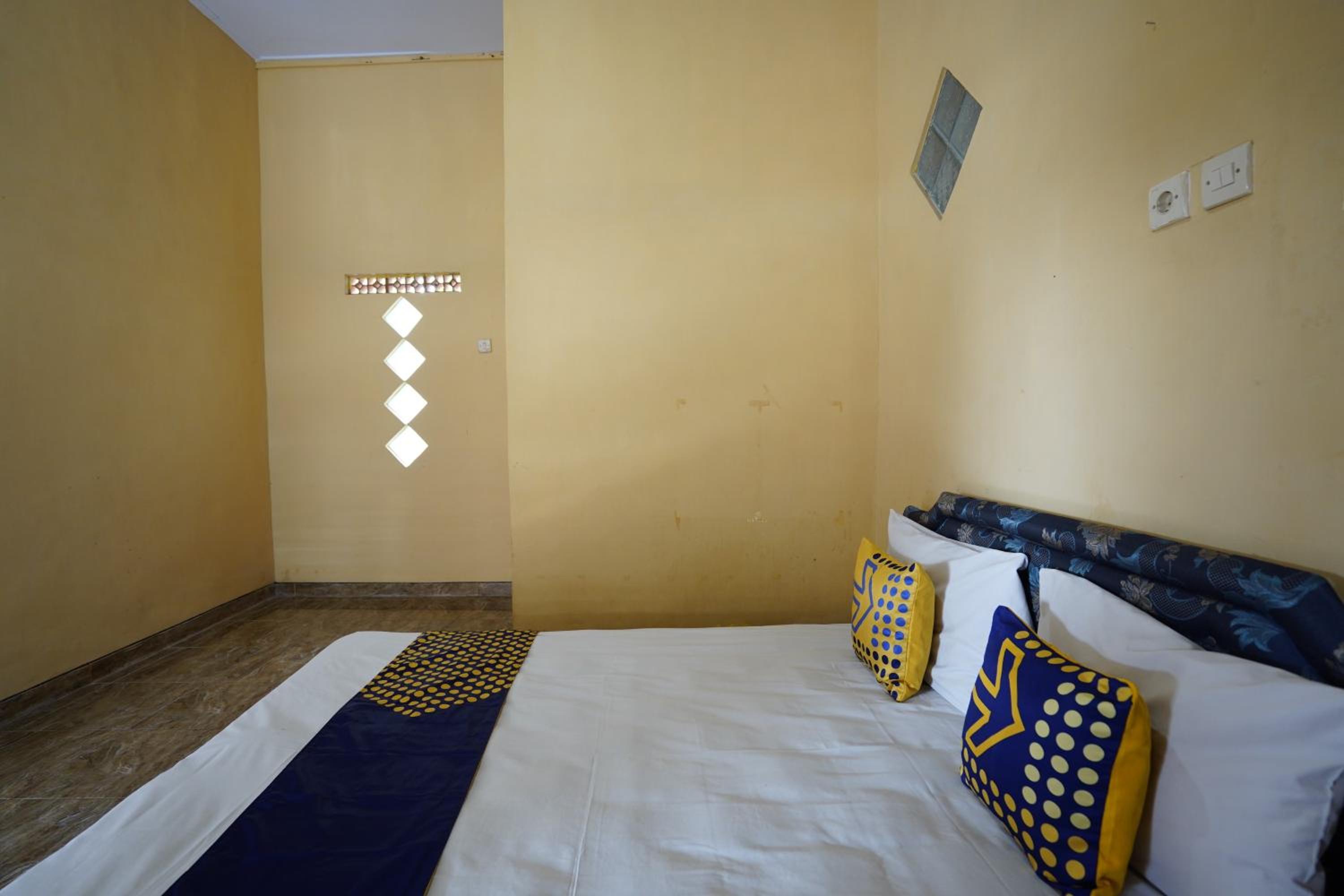 Budget Double Room - Photo 17