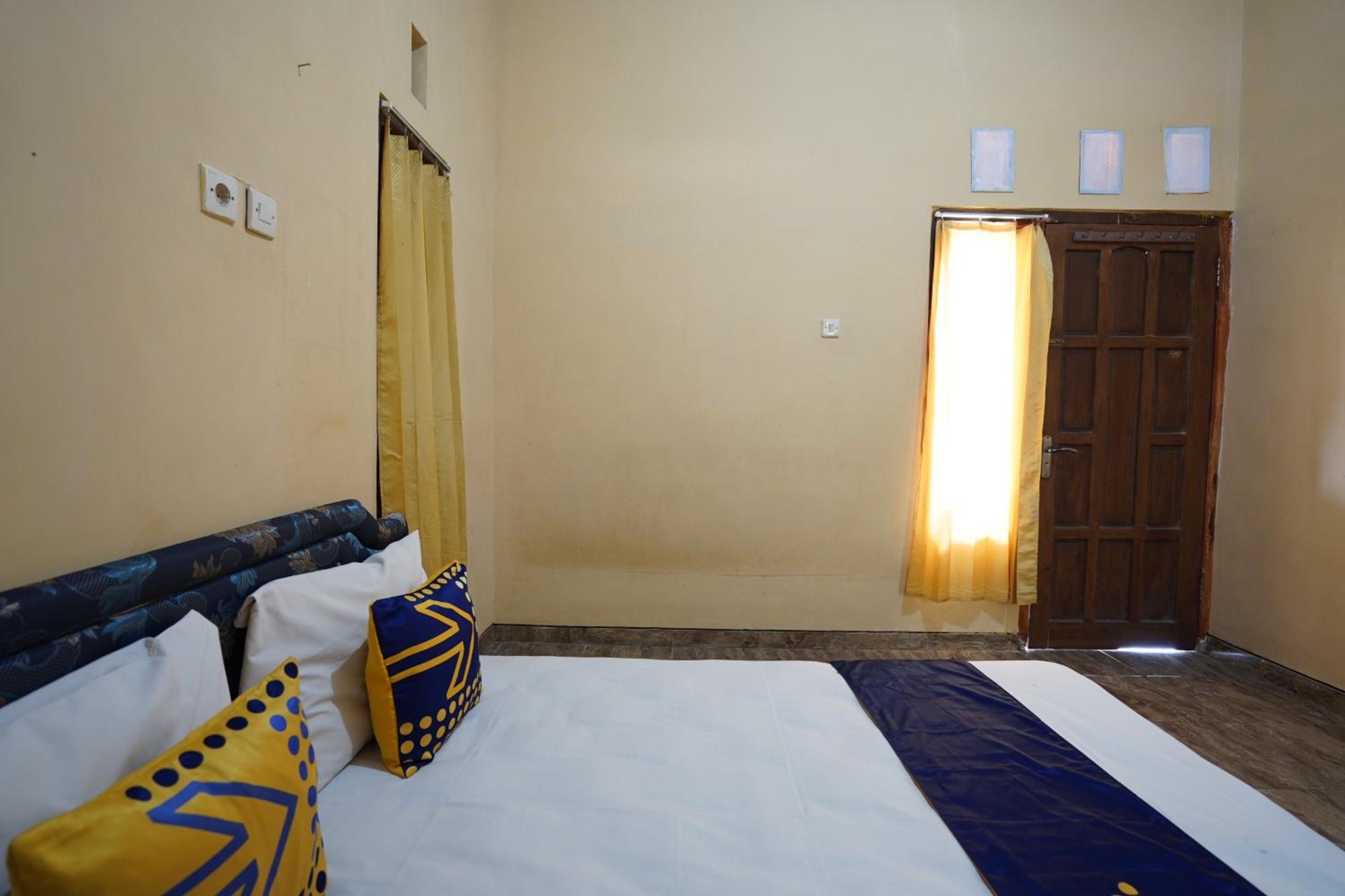 Budget Double Room - Photo 13