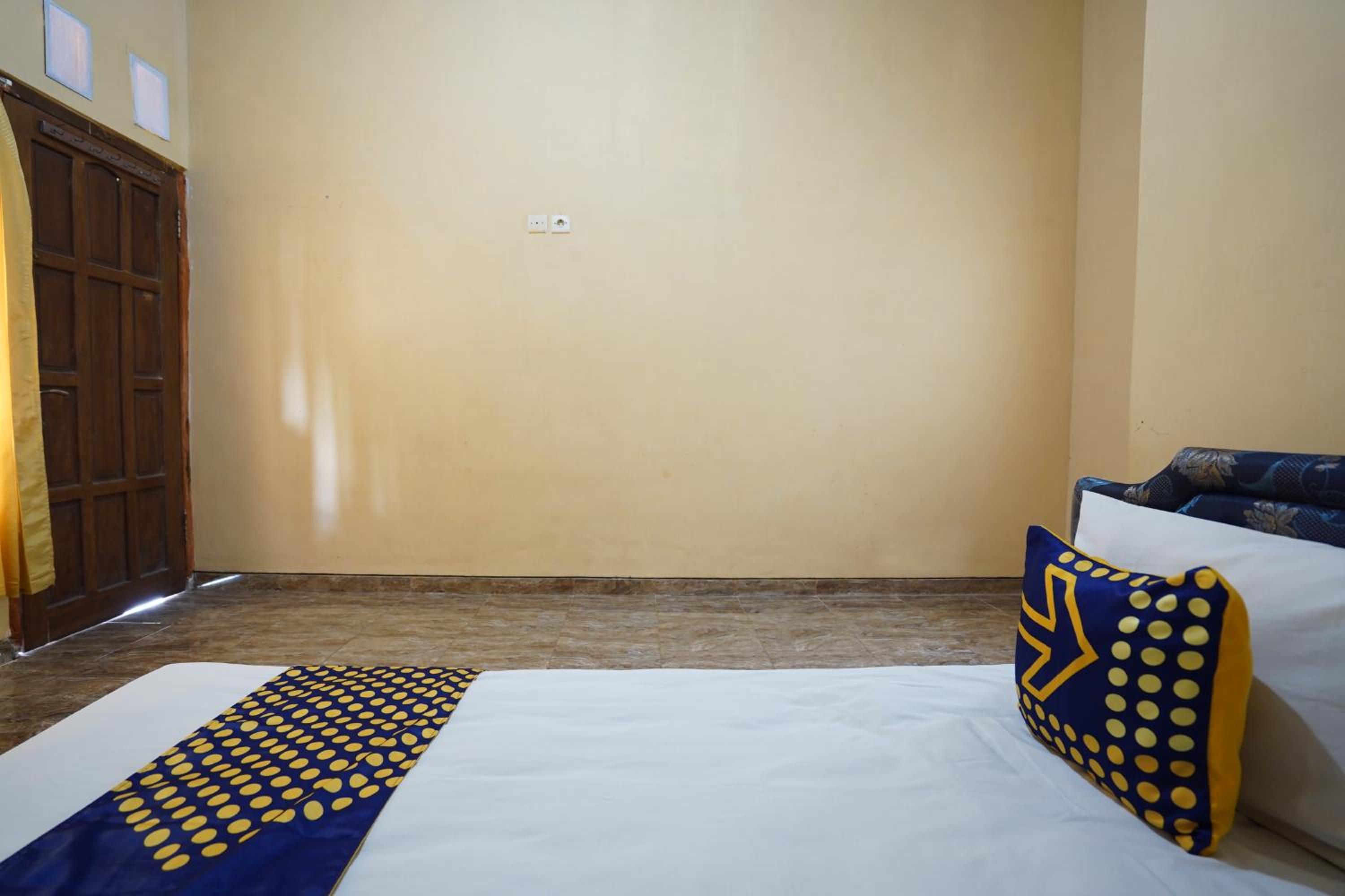 Budget Double Room - Photo 12