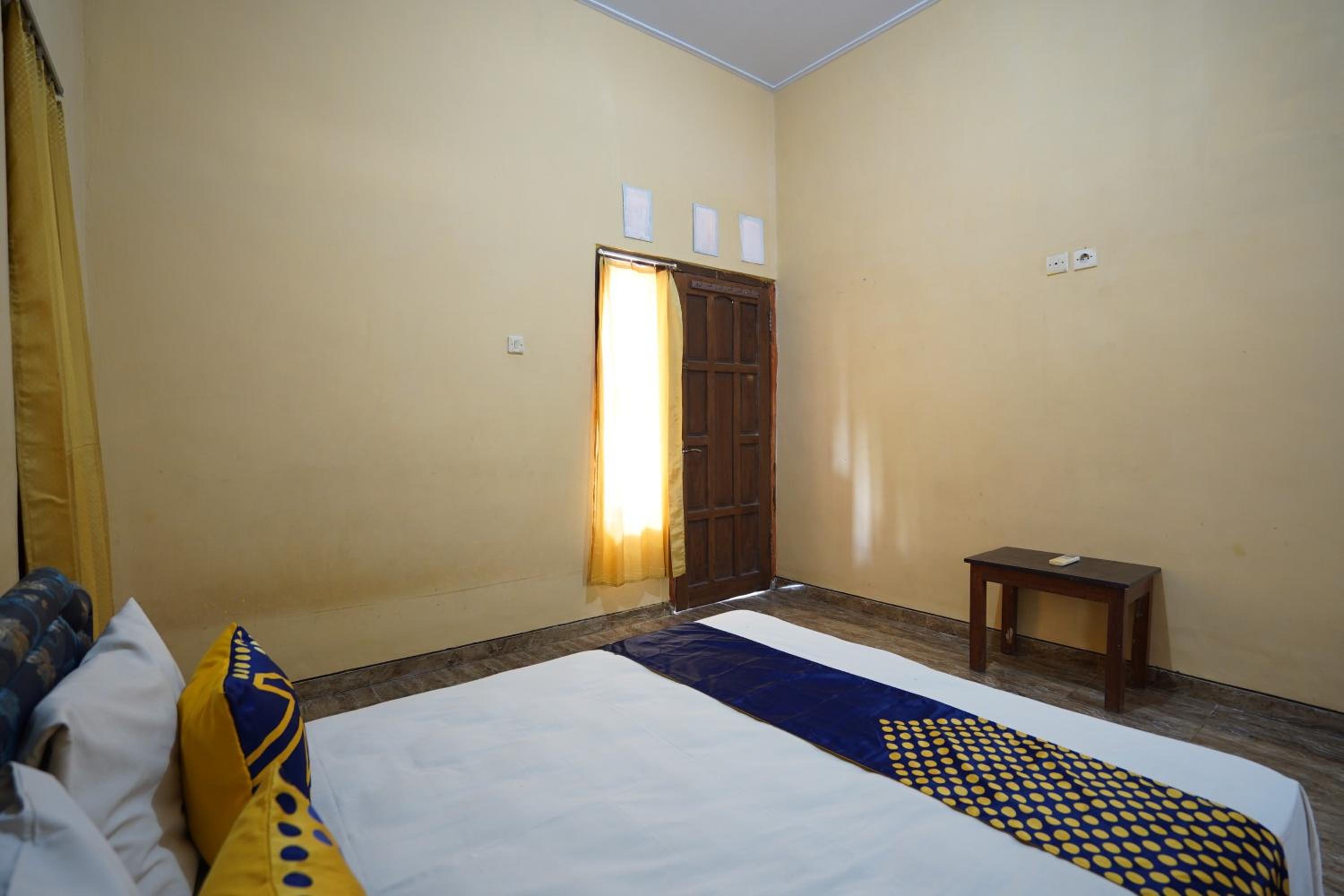 Budget Double Room - Photo 11