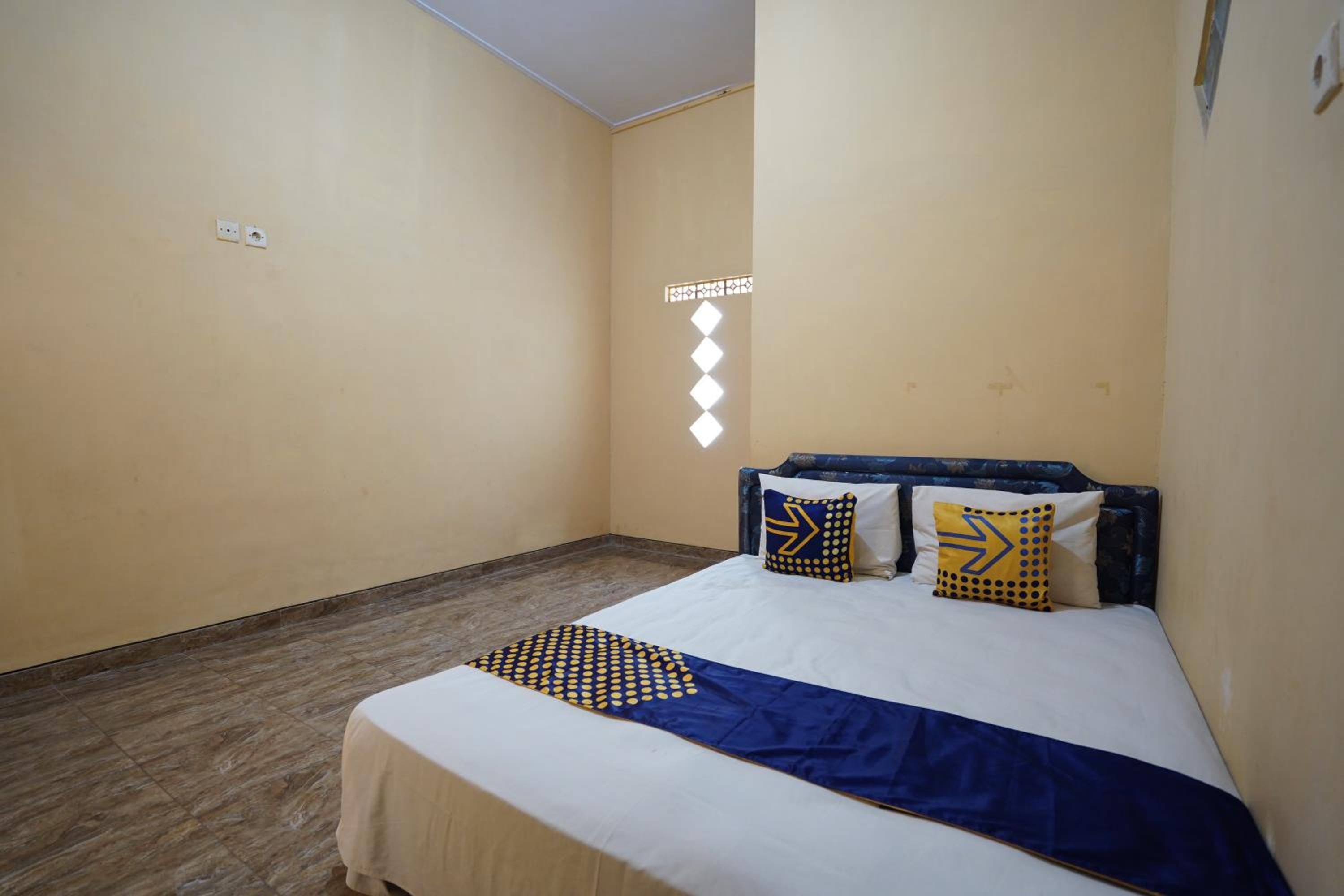 Budget Double Room - Photo 10