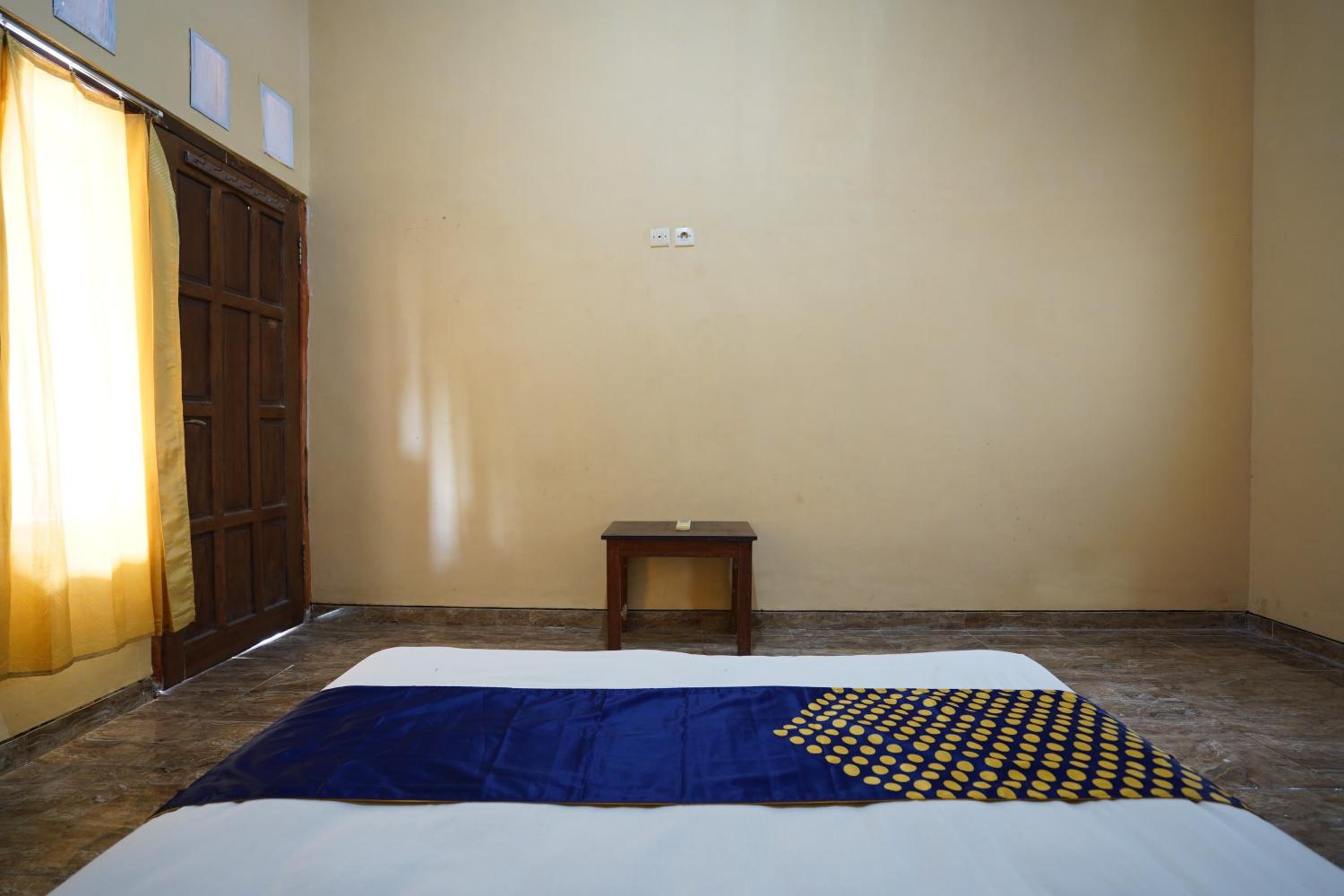 Budget Double Room - Photo 9