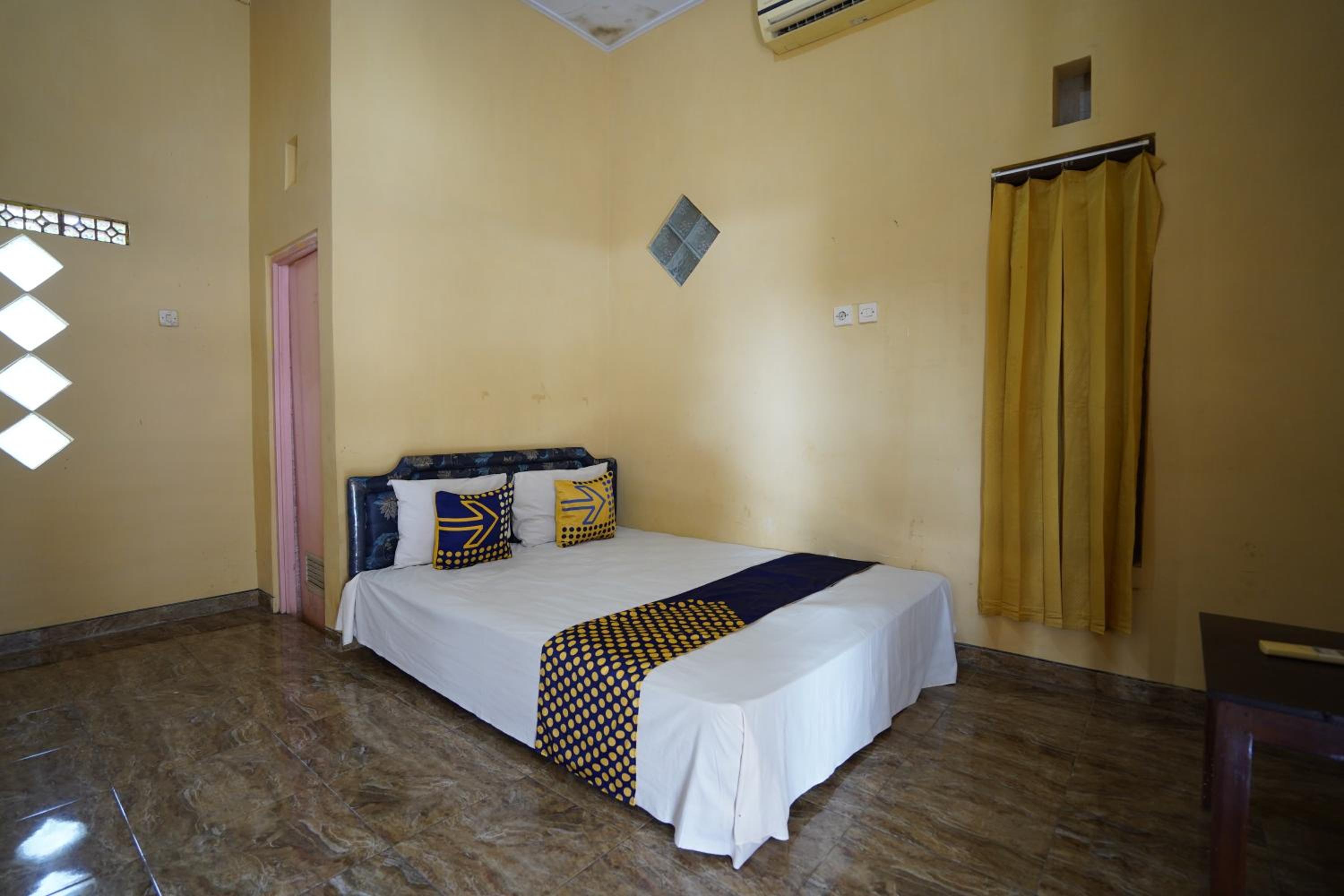 Budget Double Room - Photo 8