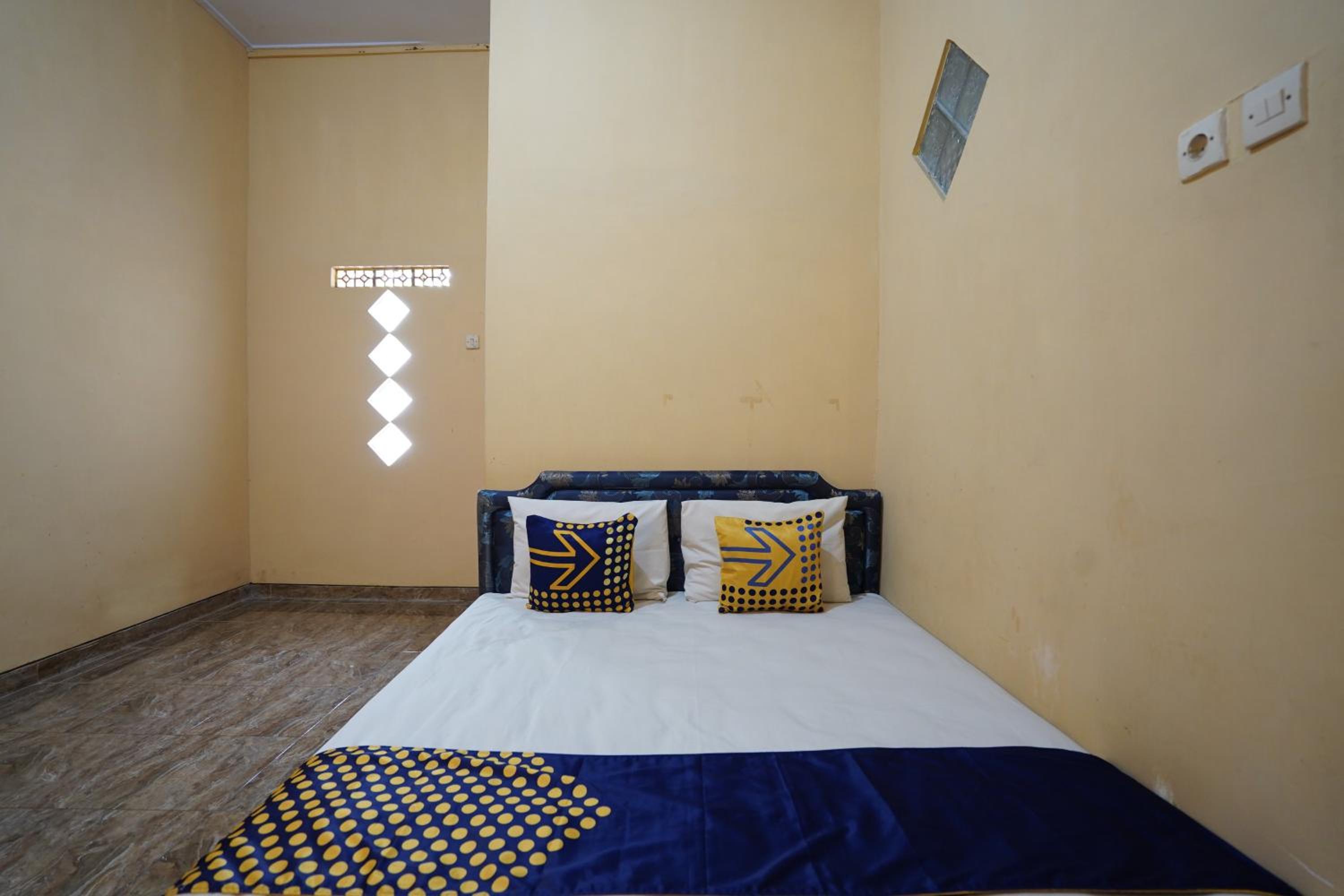 Budget Double Room - Photo 7