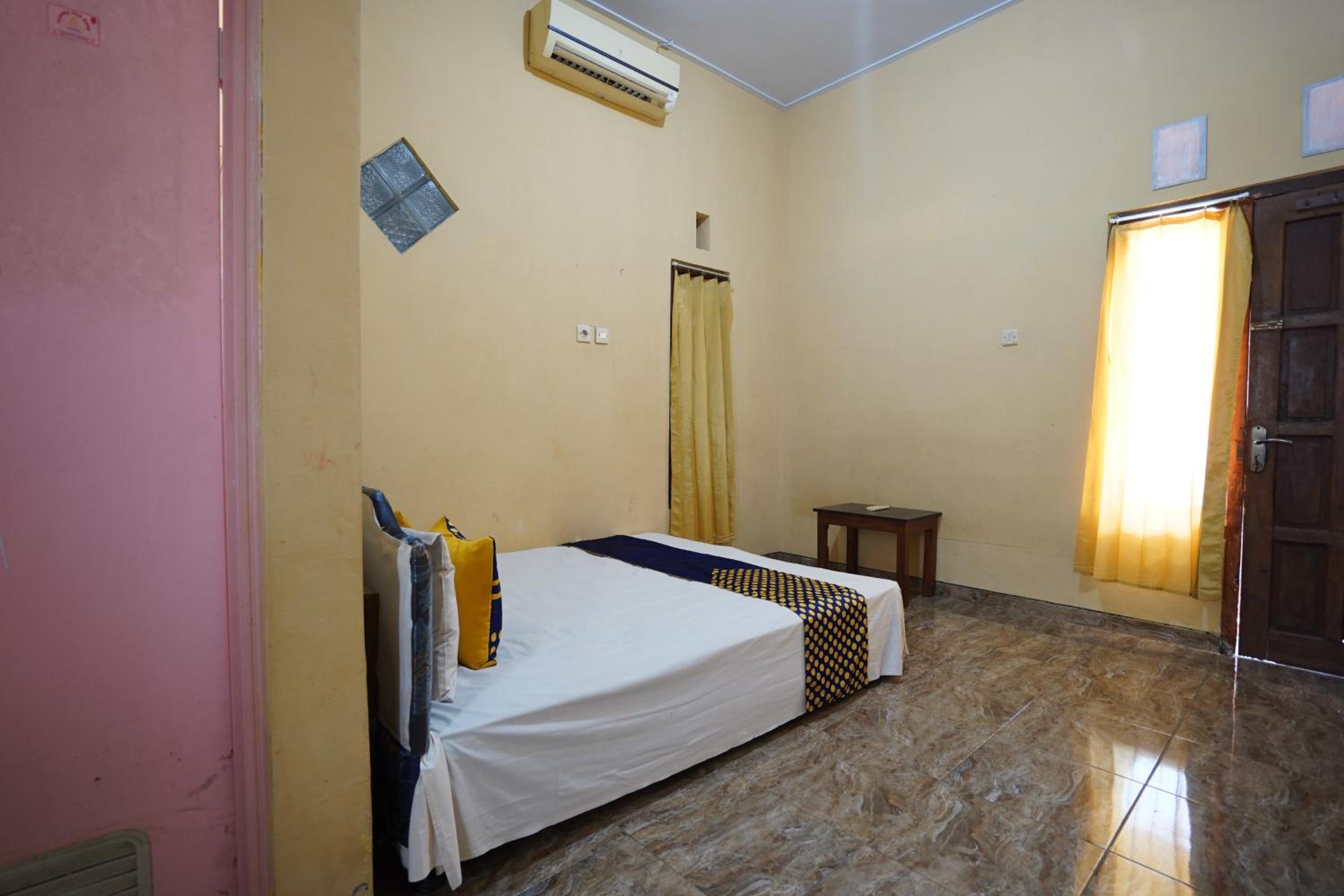Budget Double Room - Photo 16