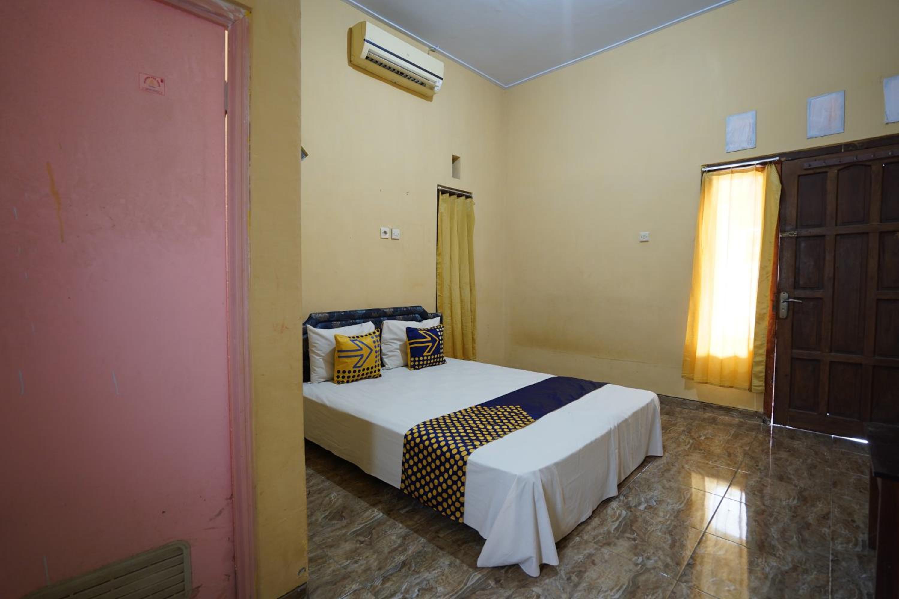 Budget Double Room - Photo 19
