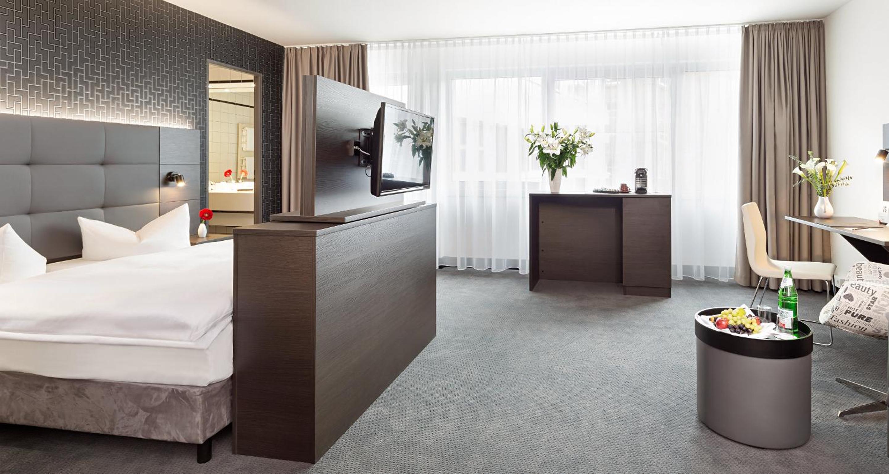 Deluxe Room thumbnail 5