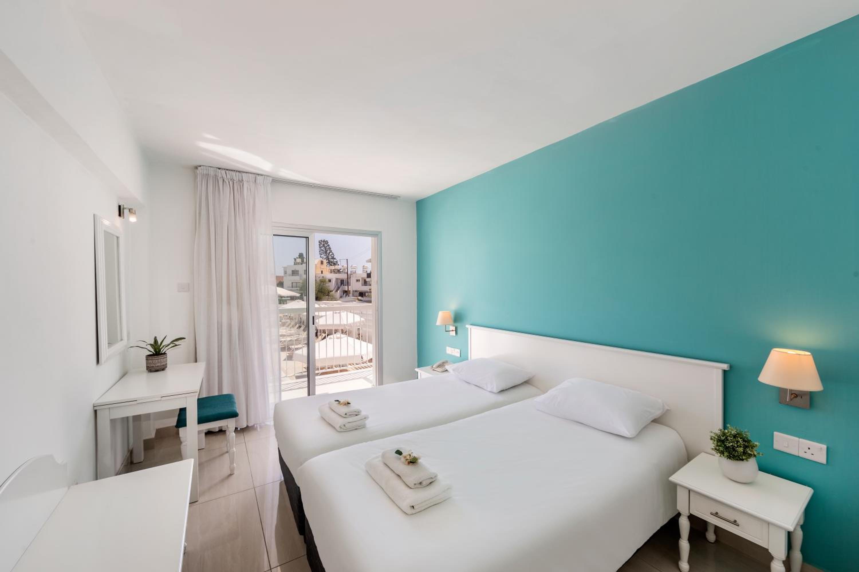 Apartment with Pool View  - Photo 1
