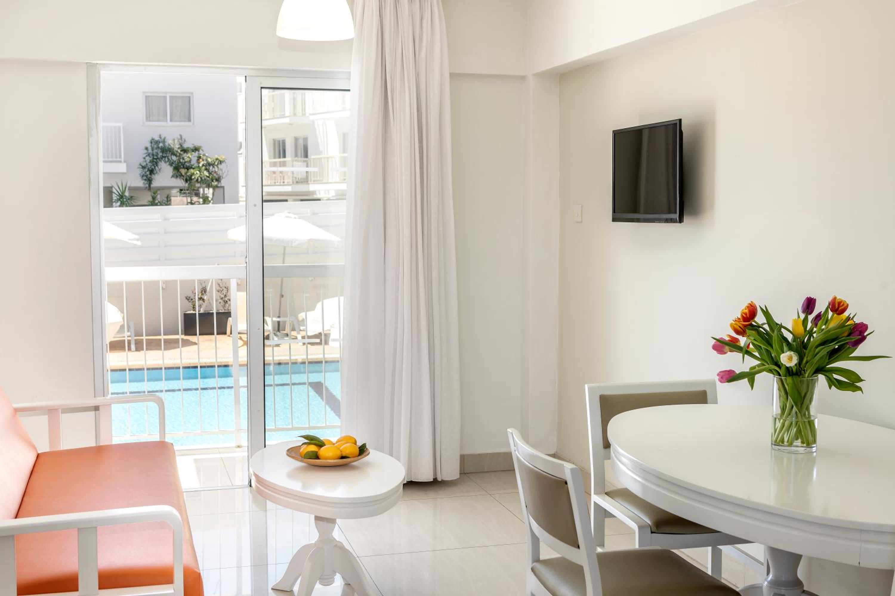 Apartment with Pool View  - Photo 9