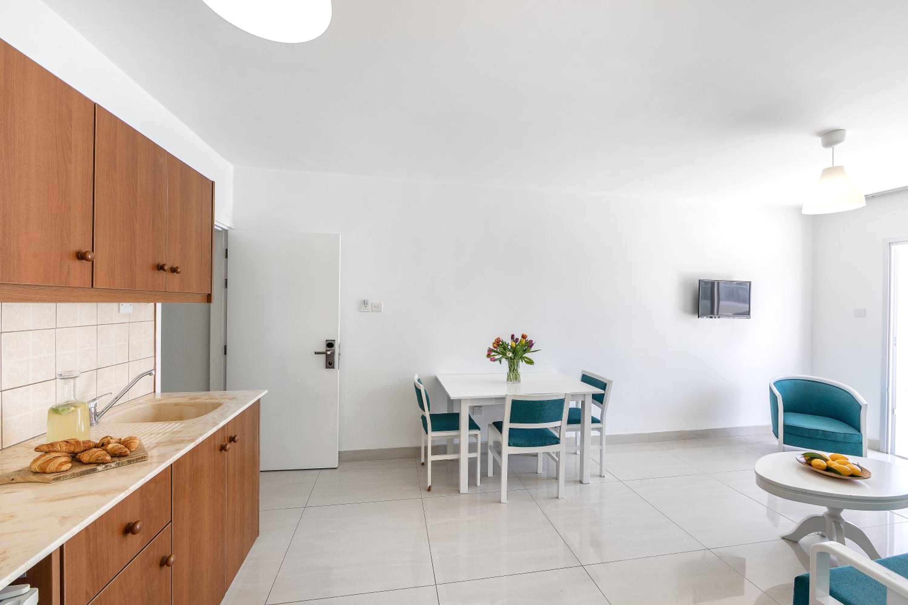 Apartment with Pool View  - Photo 12