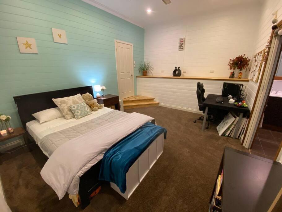 Six-Bedroom House photo 2