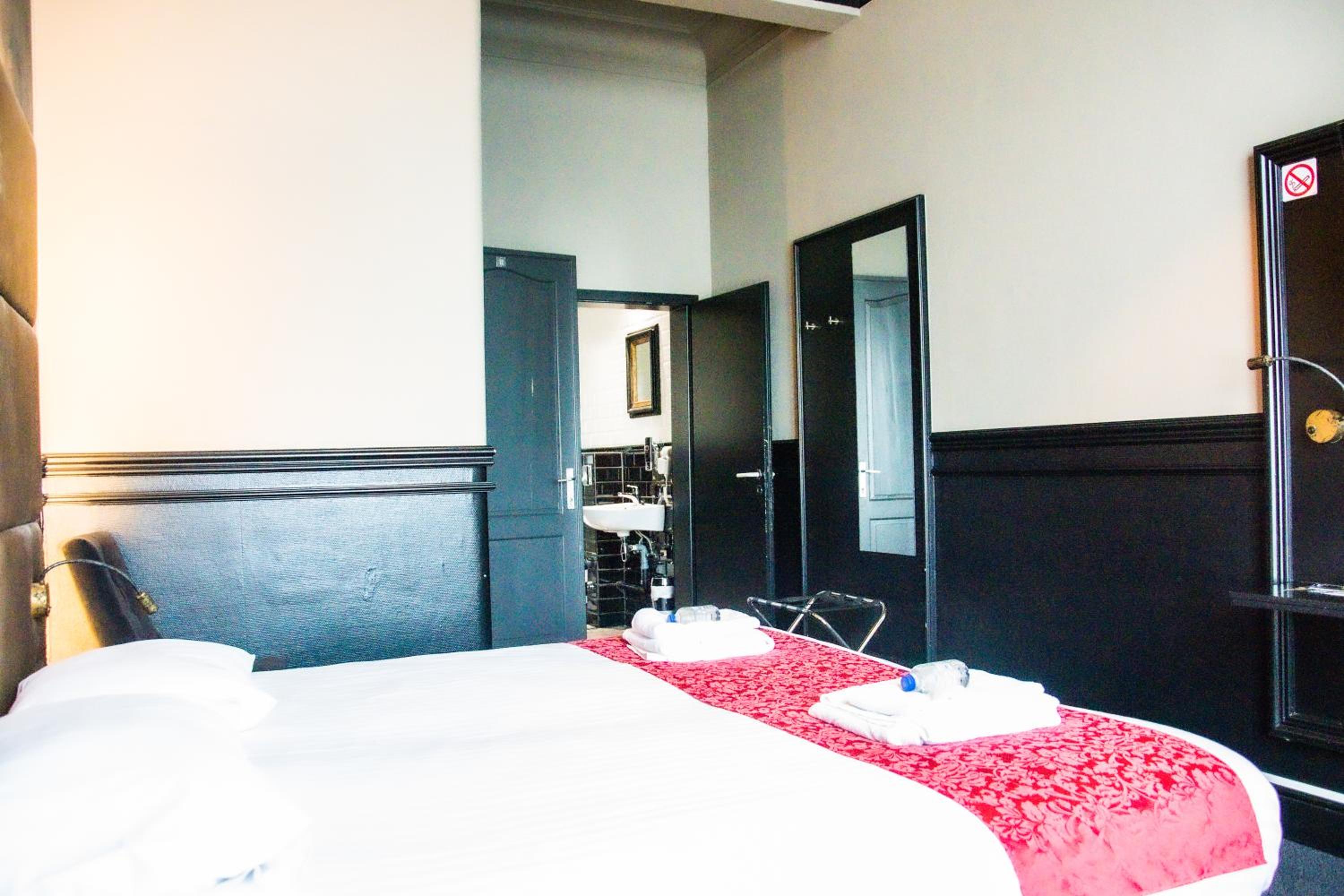 Queen Room photo 1