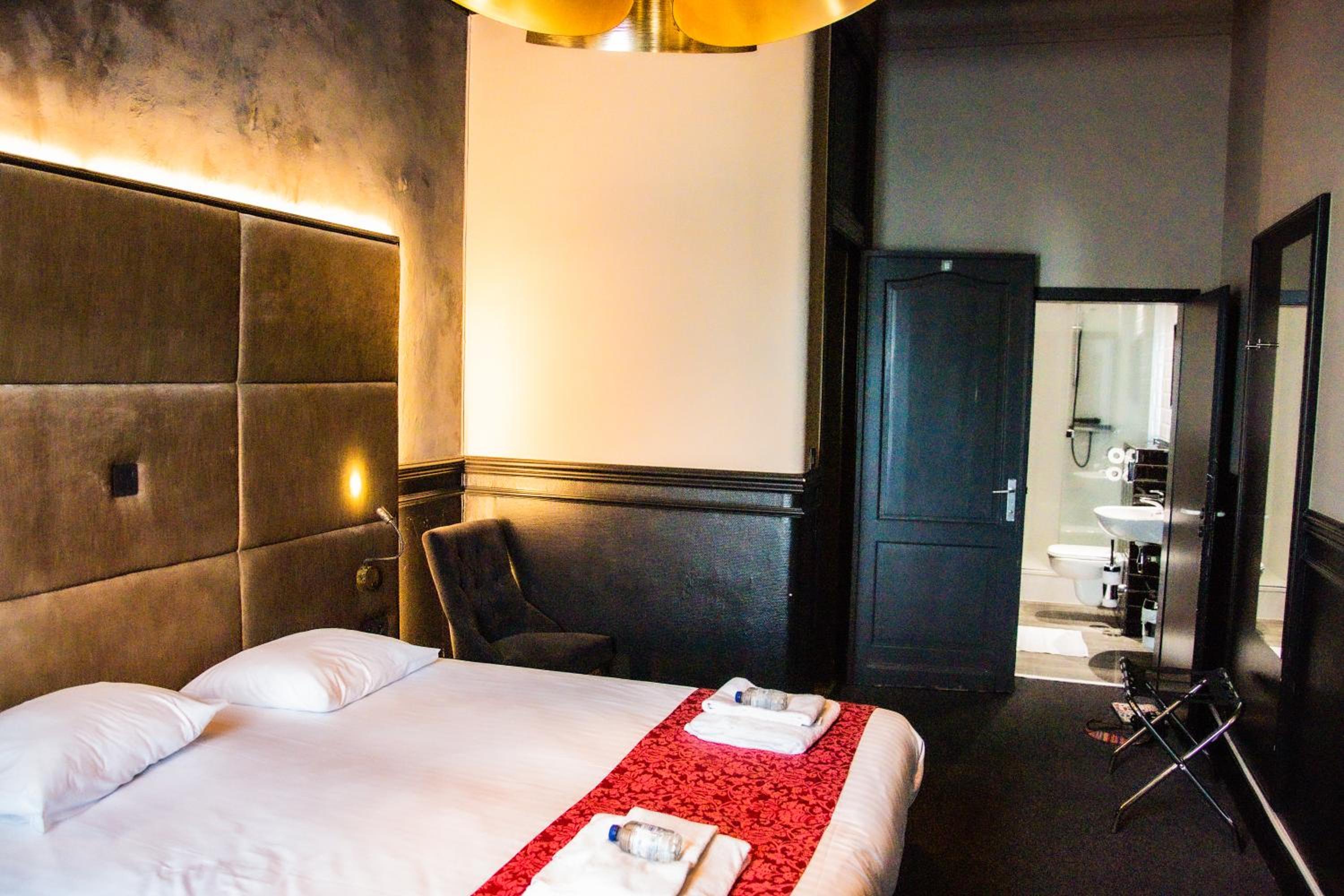 Queen Room photo 2