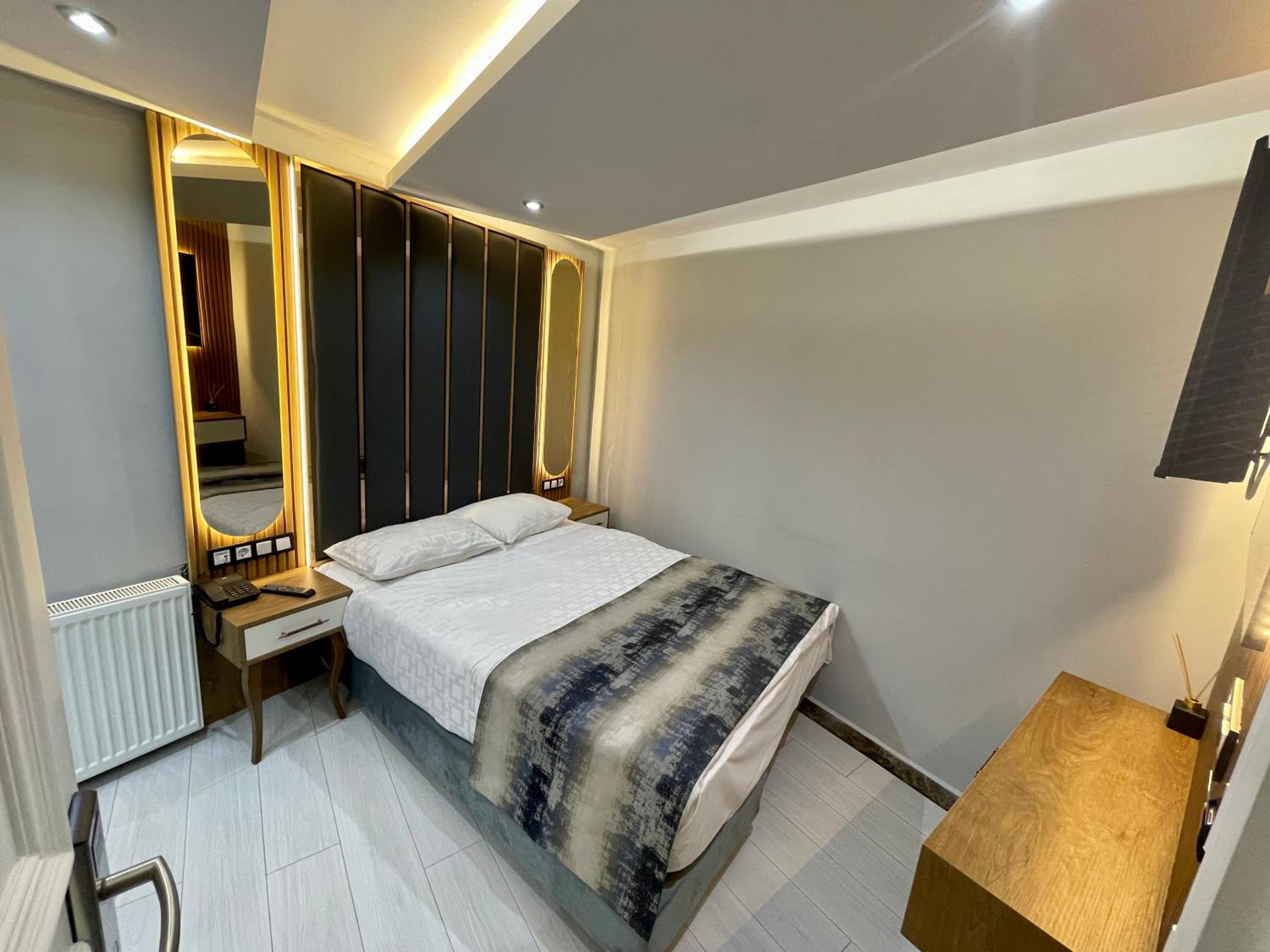 Budget Double or Twin Room in Basement photo 3