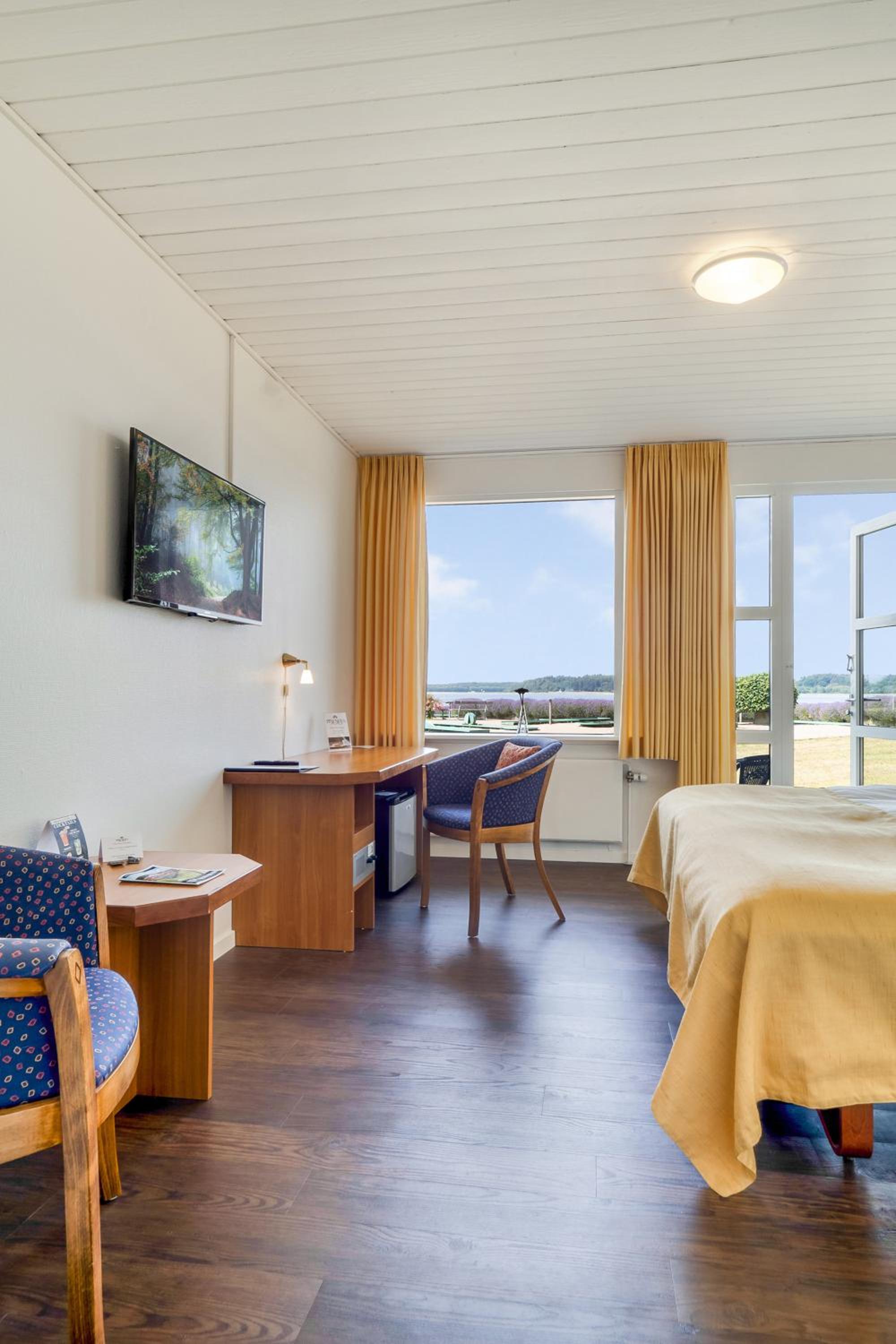 Superior Double or Twin Room with Fjord View - Photo 3