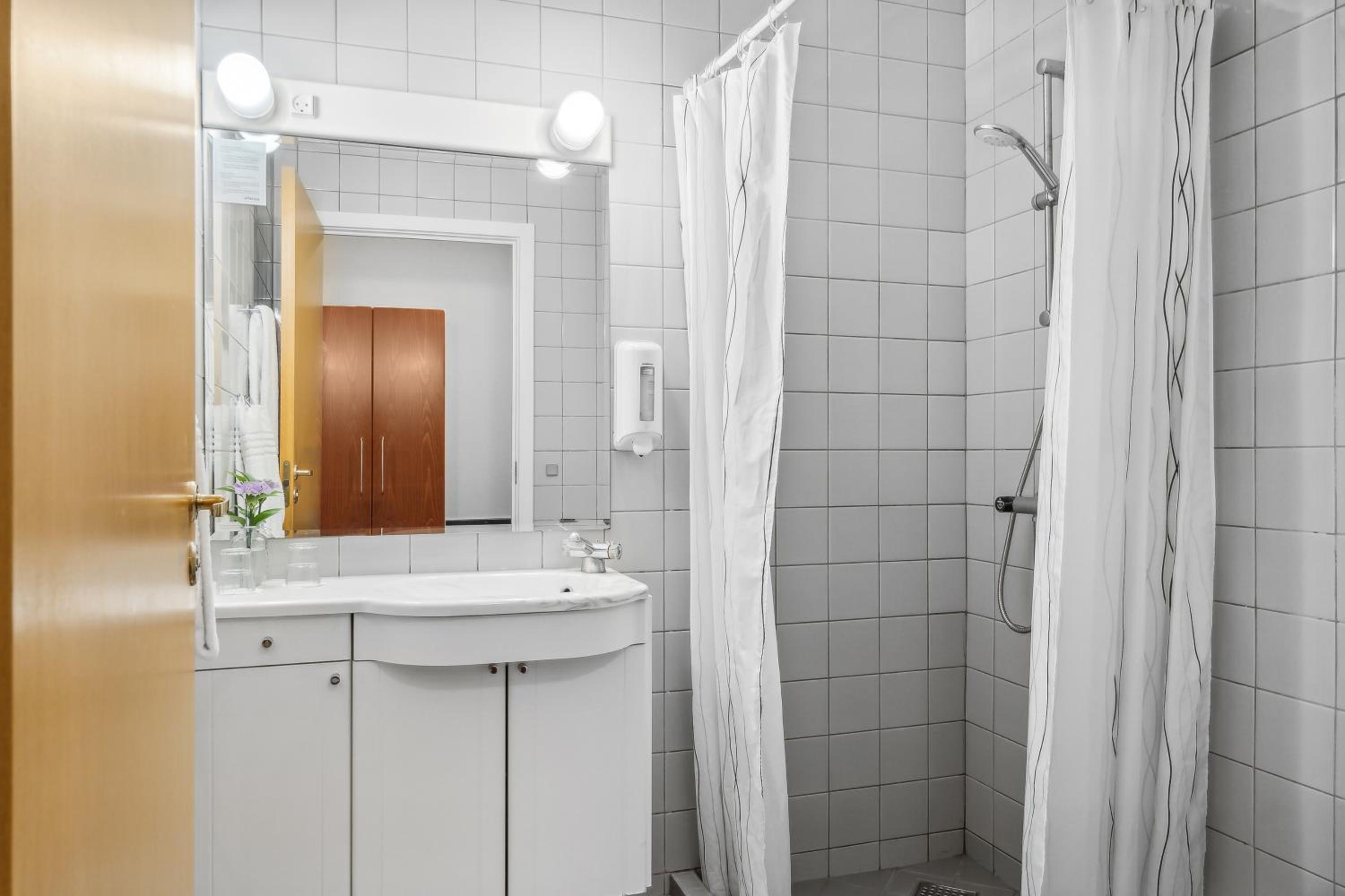 Superior Double or Twin Room with Fjord View - Photo 5