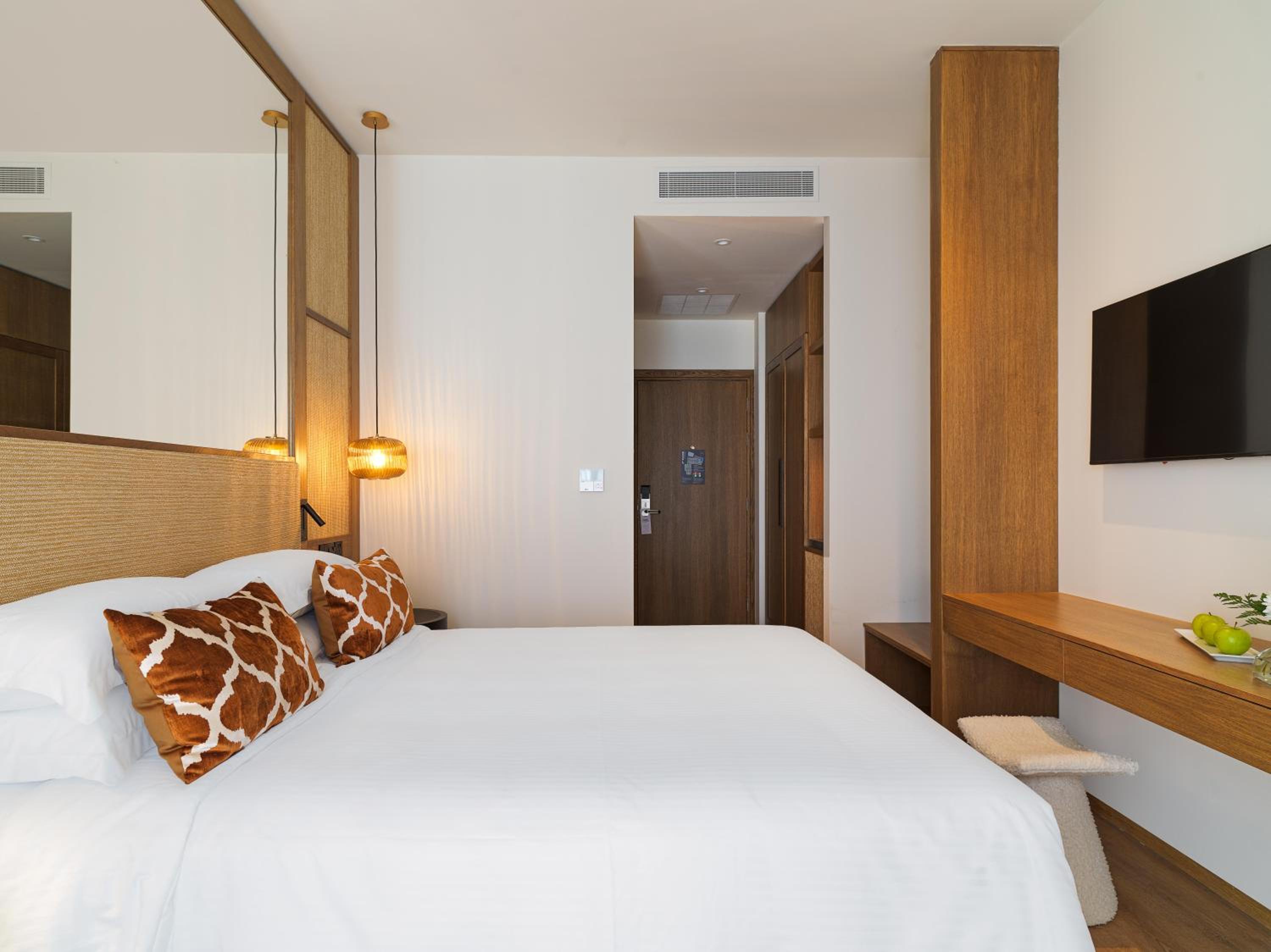Executive Room City View with Business Lounge Access thumbnail 5