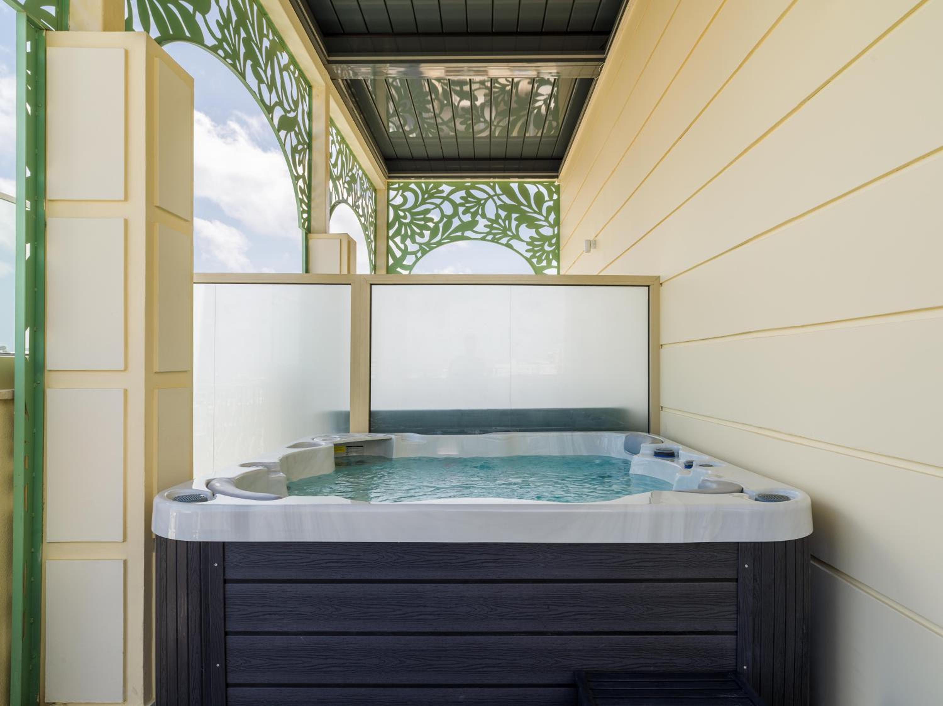 Skylight Suite with Outdoor Hot Tub - Photo 7