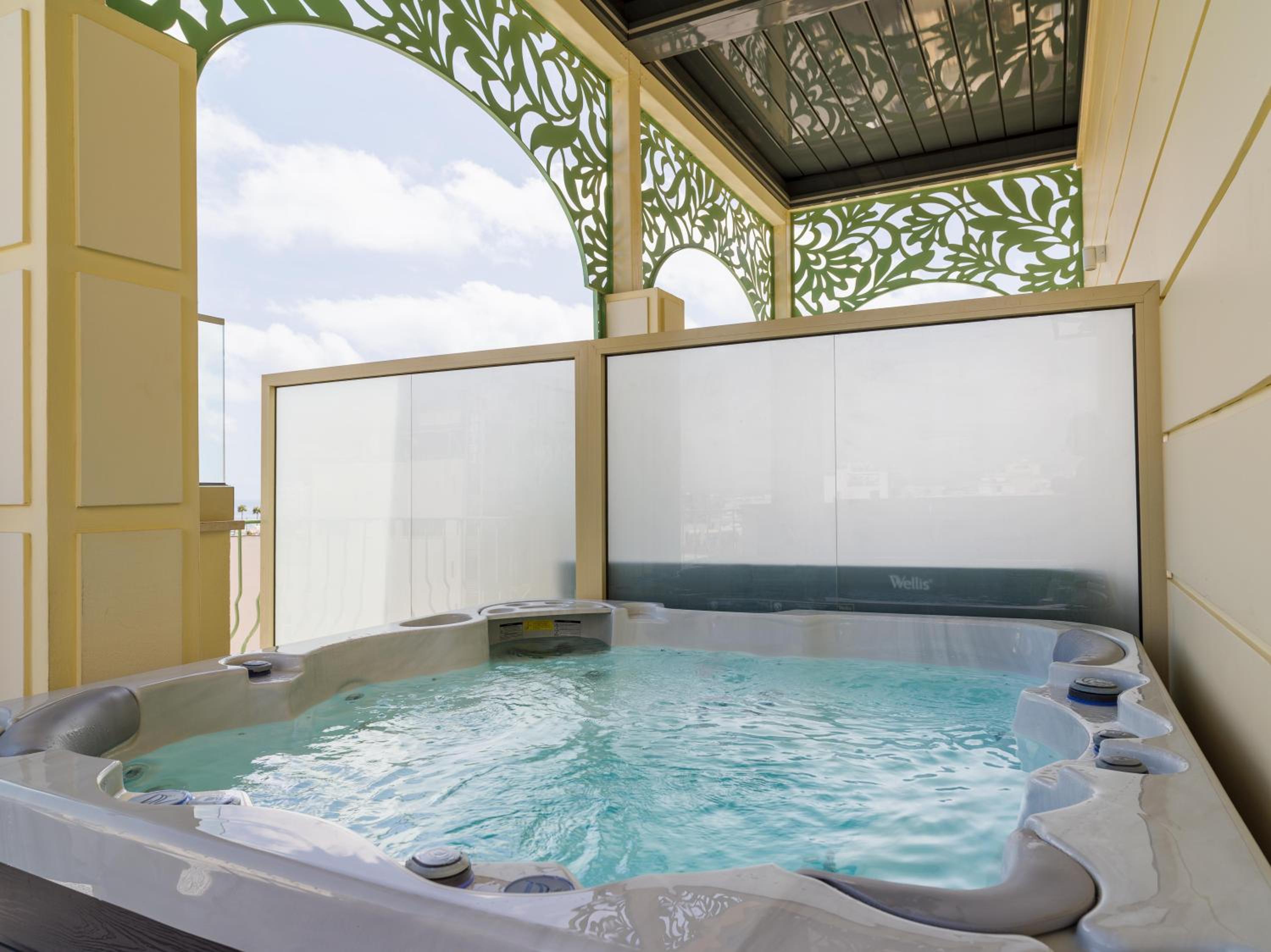 Skylight Suite with Outdoor Hot Tub