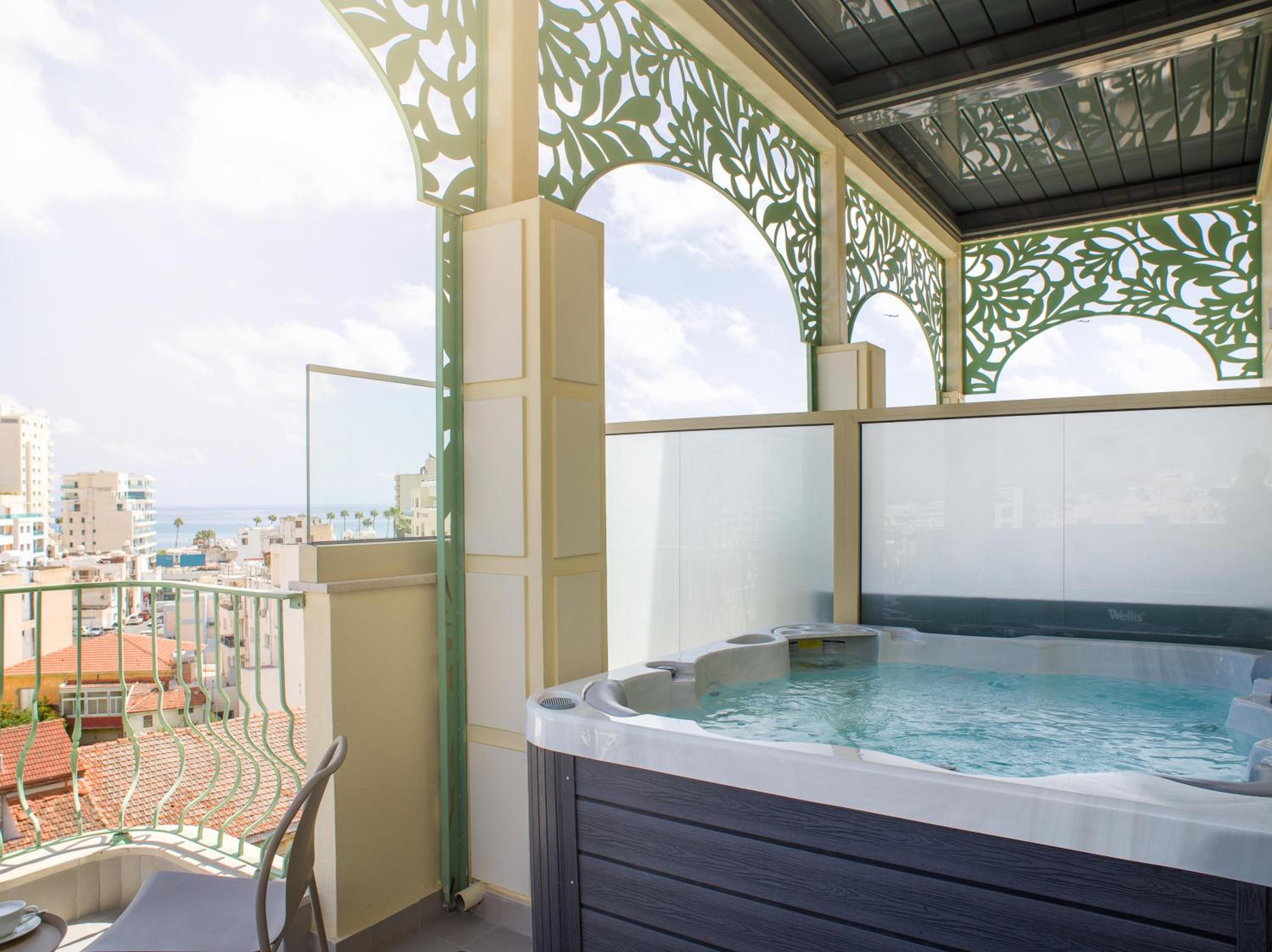 Skylight Suite with Outdoor Hot Tub - Photo 8