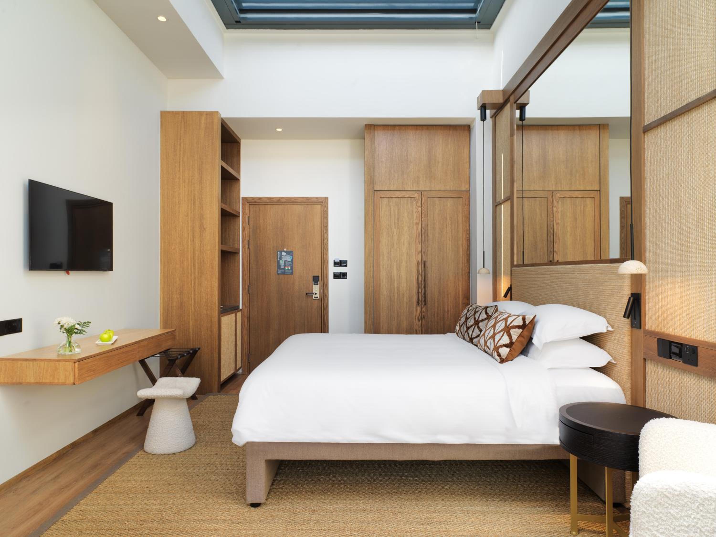 Skylight Suite with Outdoor Hot Tub - Photo 9