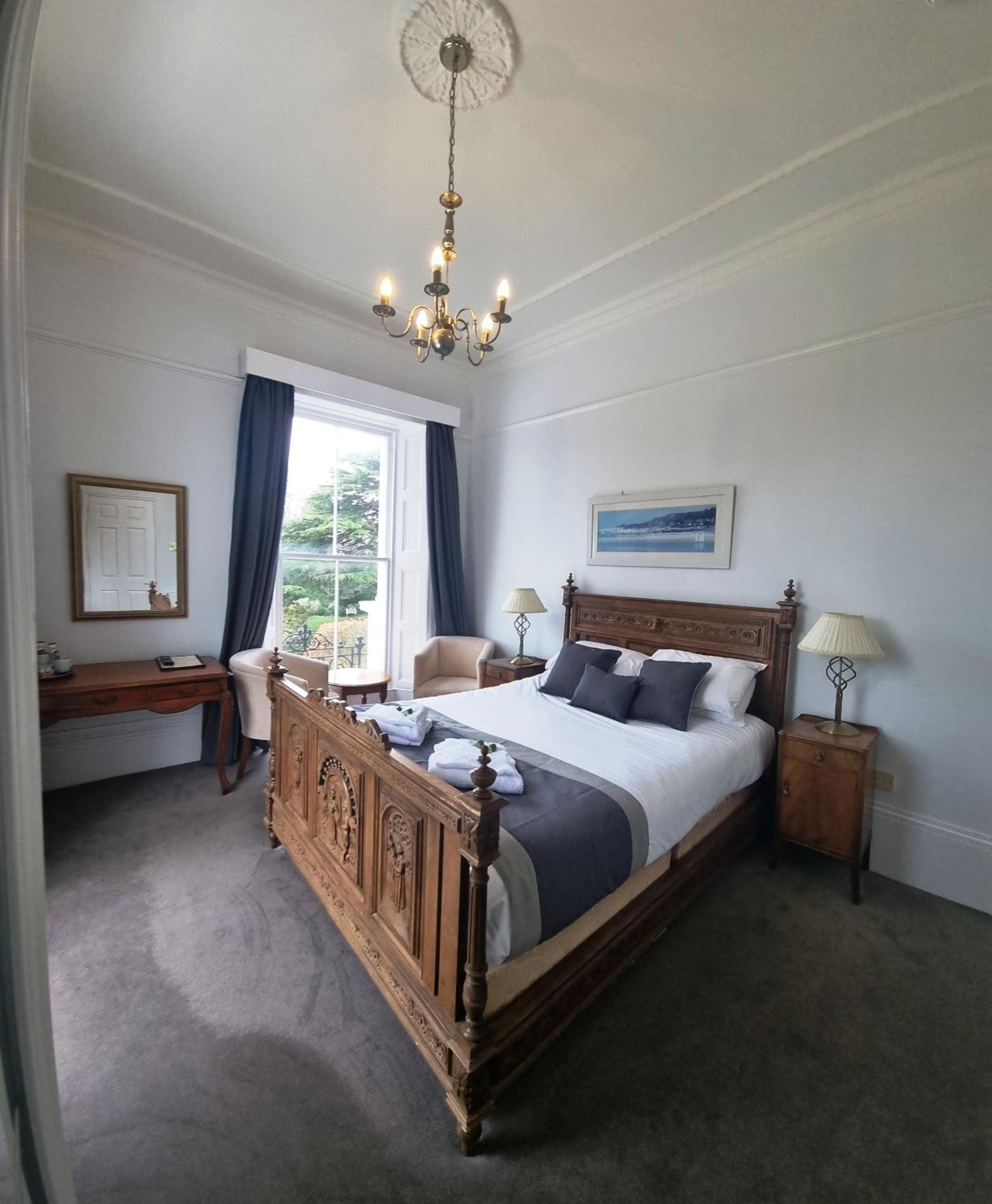 Large Double Room - Photo 1
