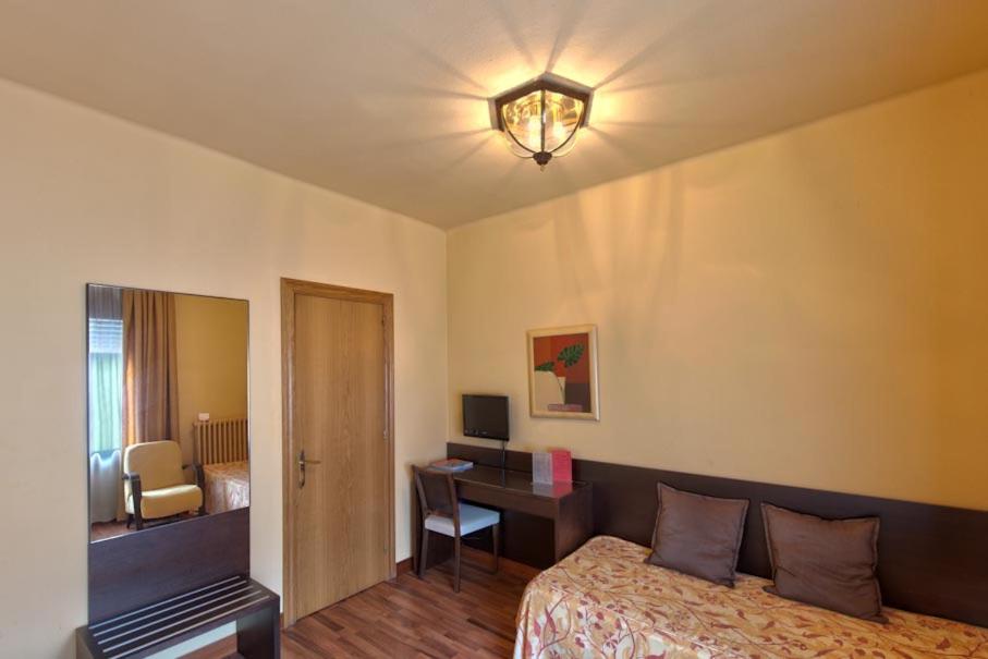 Triple room with fan photo 2