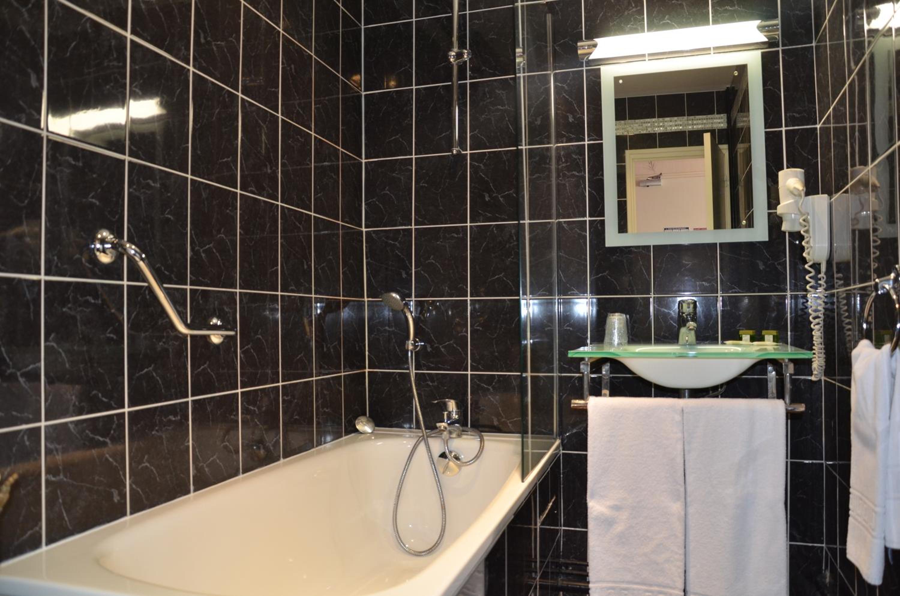 Superior Room with Bath - Photo 12